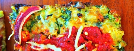 Veggie Pizza With Spinach & Cauliflower Crust! (80 Cal Per Slice)