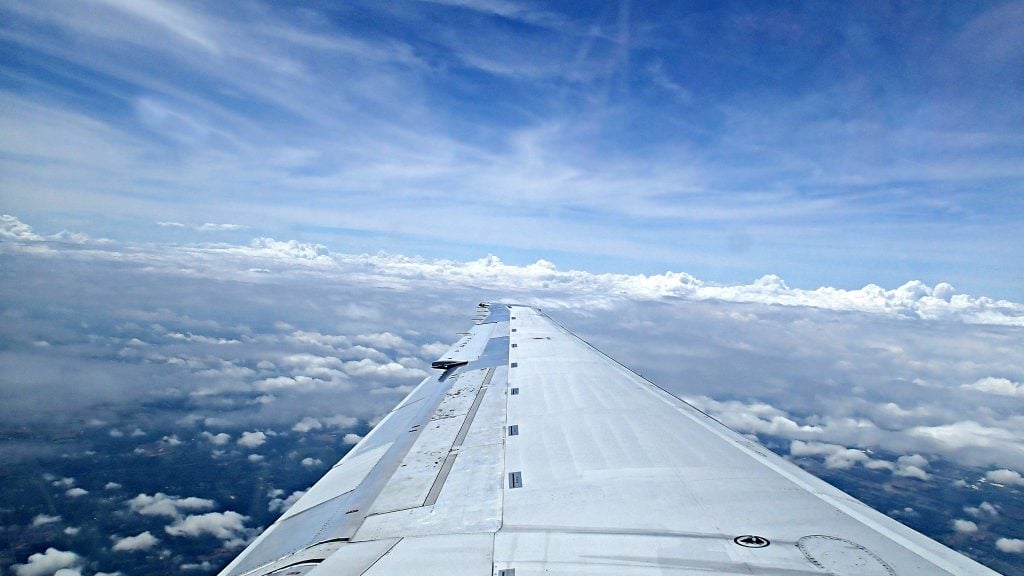 flying detroit airplane delta