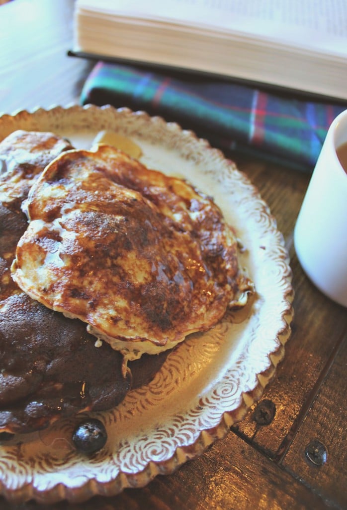 sunday morning blueberry vanilla protein pancakes (flour free) 