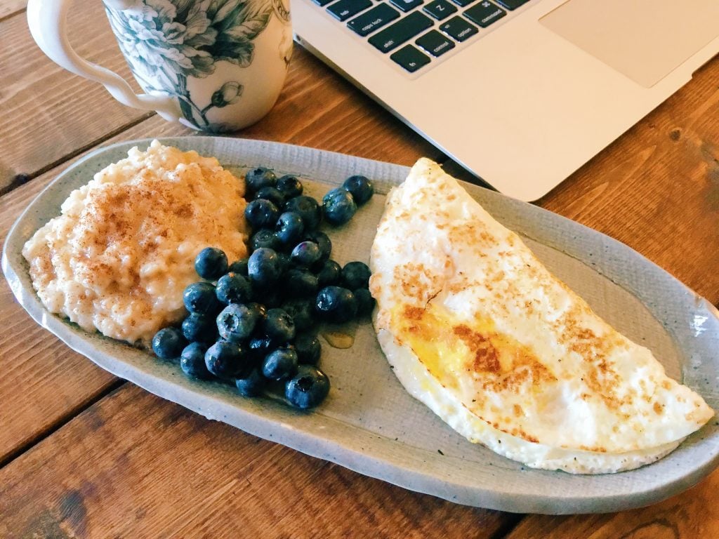 breakfast with blueberries, oatmeal and a egg white omelet. 