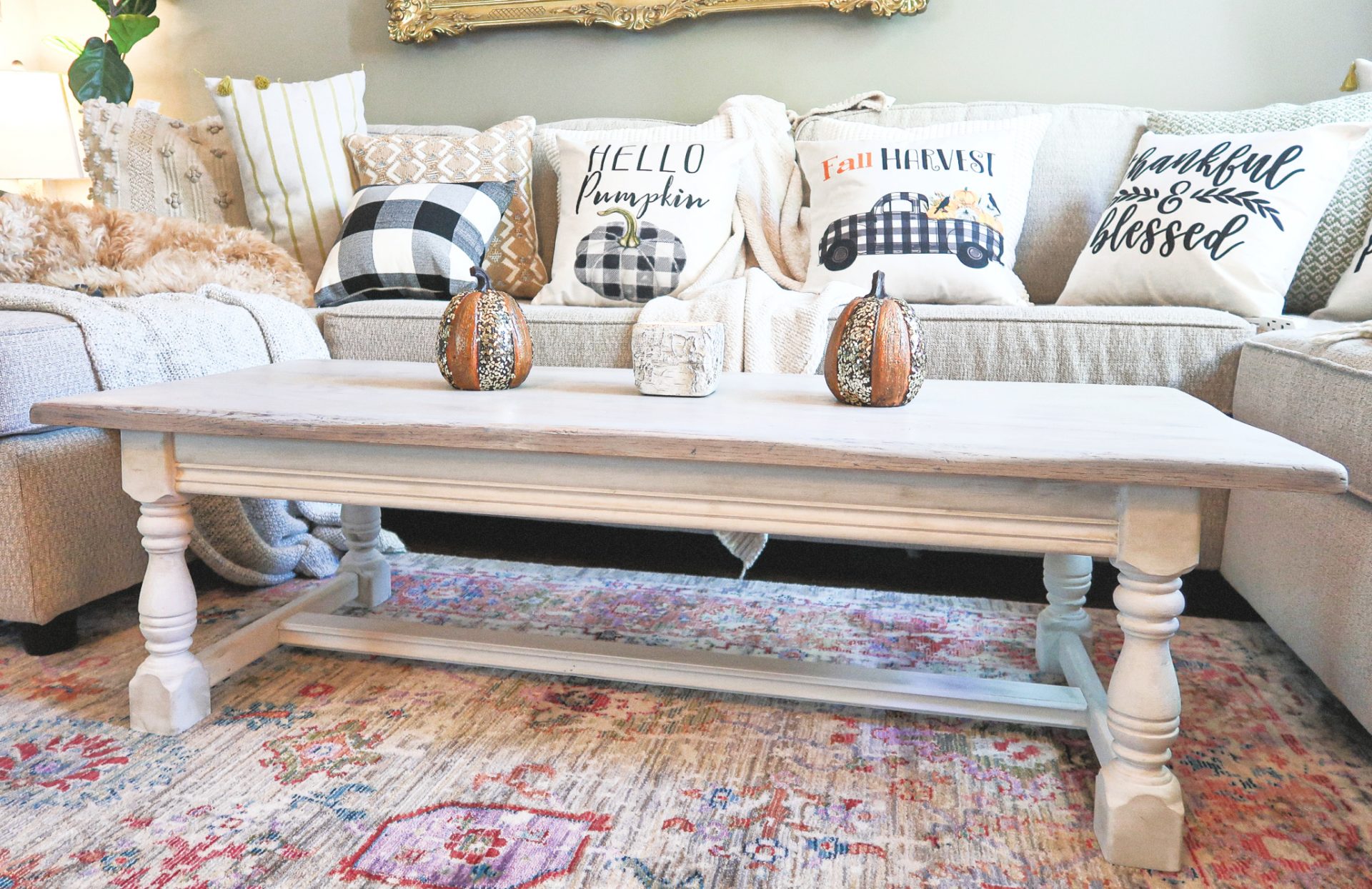 DIY, distressed, white wash furniture , farm house look, how to farm house, distress coffee table, diy farmhouse, pumpkin, fall, coffee table , refurbish project, paint white, chalk paint, home decor, wax furniture, sanding, how to diy, how to refurbish, before and after coffee table