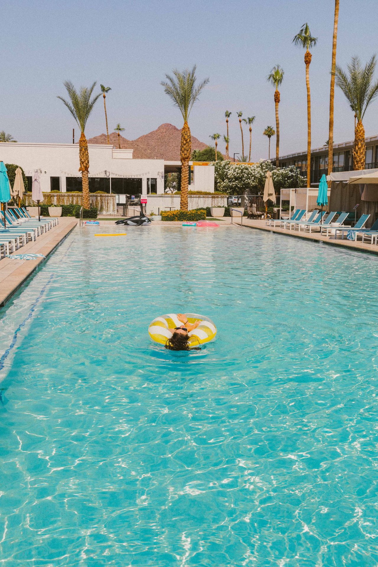 Scottsdale Arizona travel guide, what to do in scottsdale, where to stay scottsdale Arizona, hotel Adeline, brunch, breakfast, coffee, pool time, cabana, hotel Adeline in scottsdale, drinks by the pool, honeymoon, bachelorette, what to do in scottsdale, boutique motel, affordable hotels