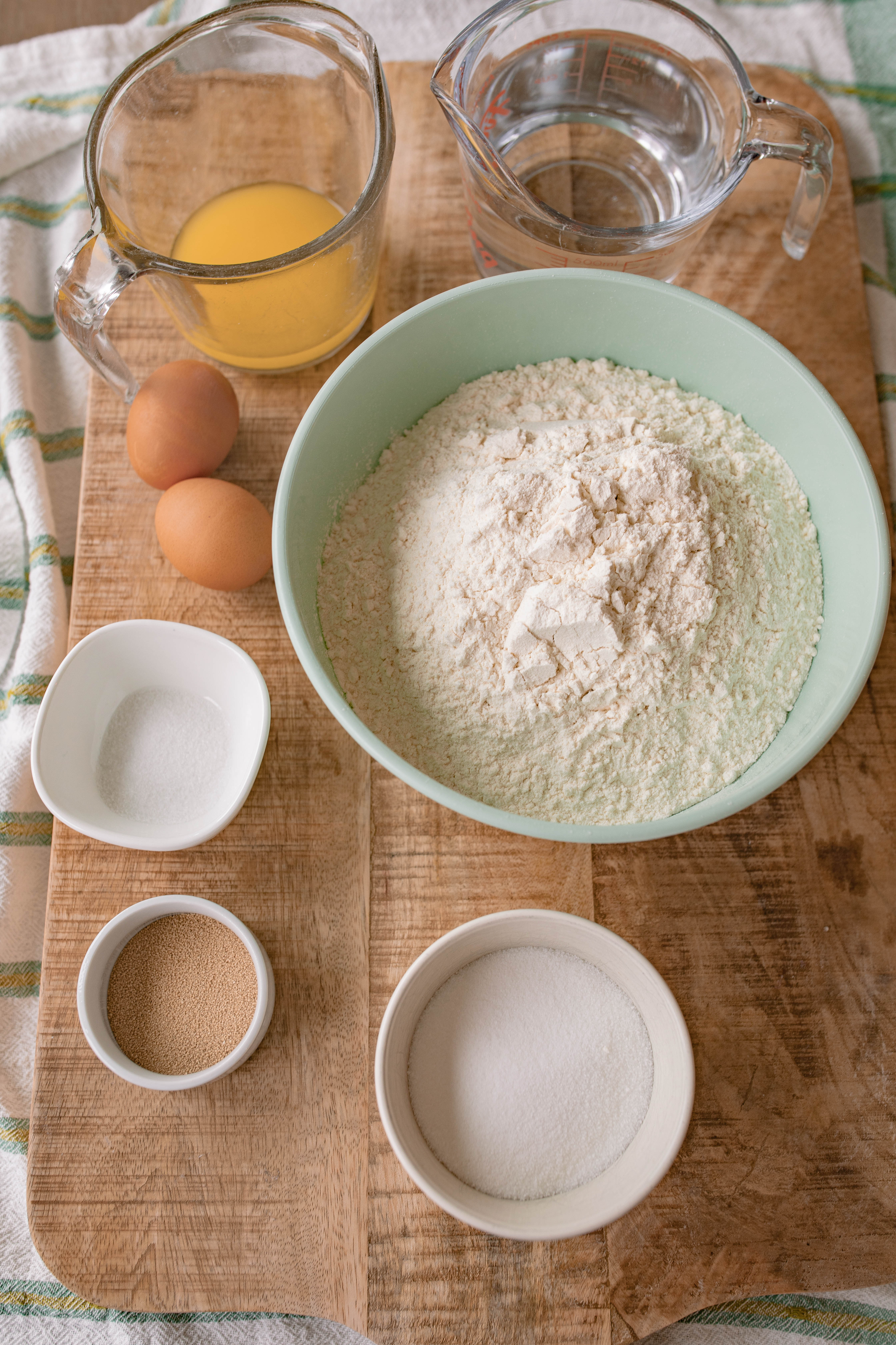 yeast cinnamon rolls, cinnamon roll icing, easy cinnamon rolls, 2 hour recipe, breakfast, dry active yeast rolls, frosted cinnamon rolls, easy cinnamon roll recipe, fluffy cinnamon rolls, pillowy, vanilla buttercream icing, baking