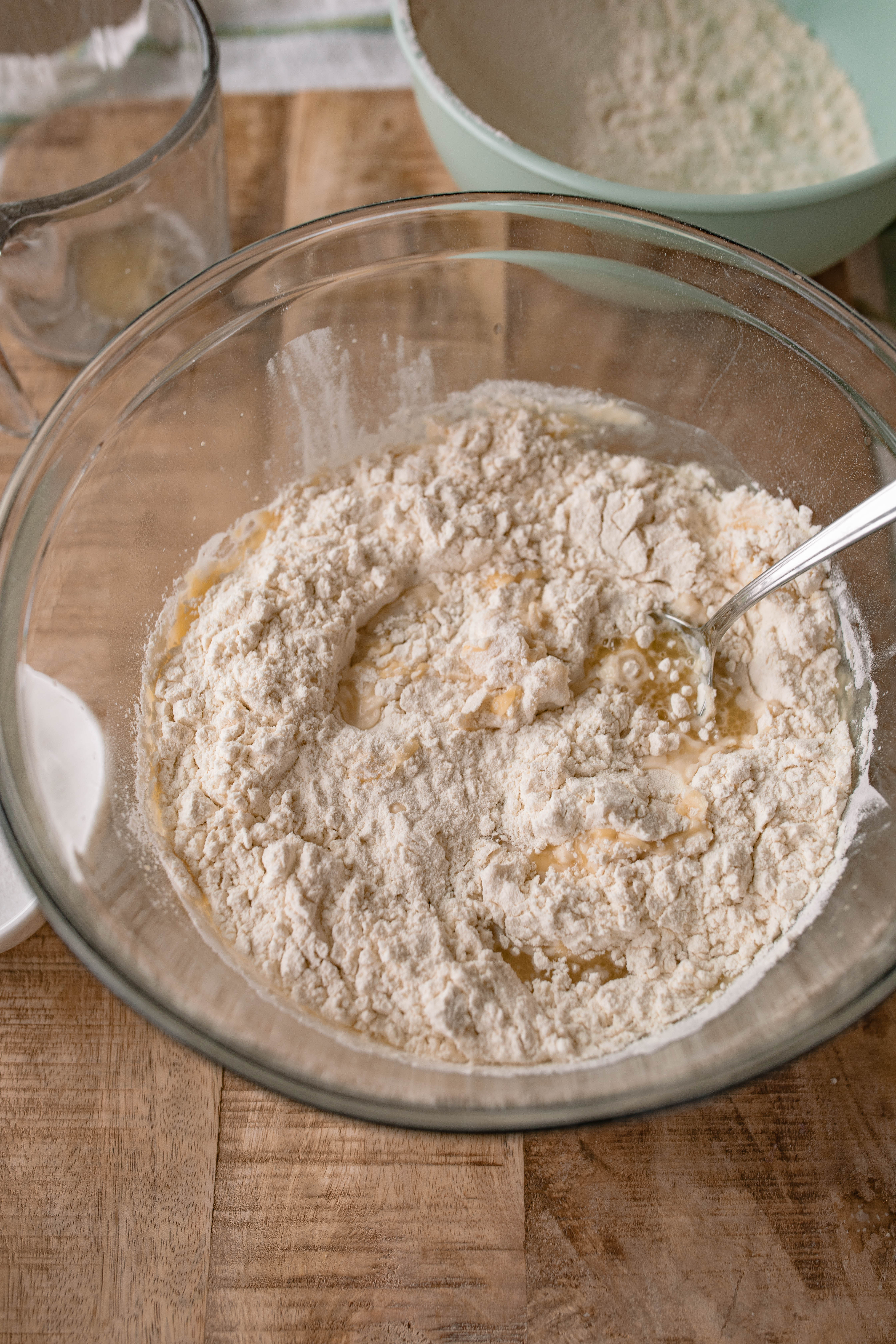 yeast cinnamon rolls, cinnamon roll icing, easy cinnamon rolls, 2 hour recipe, breakfast, dry active yeast rolls, frosted cinnamon rolls, easy cinnamon roll recipe, fluffy cinnamon rolls, pillowy, vanilla buttercream icing, baking