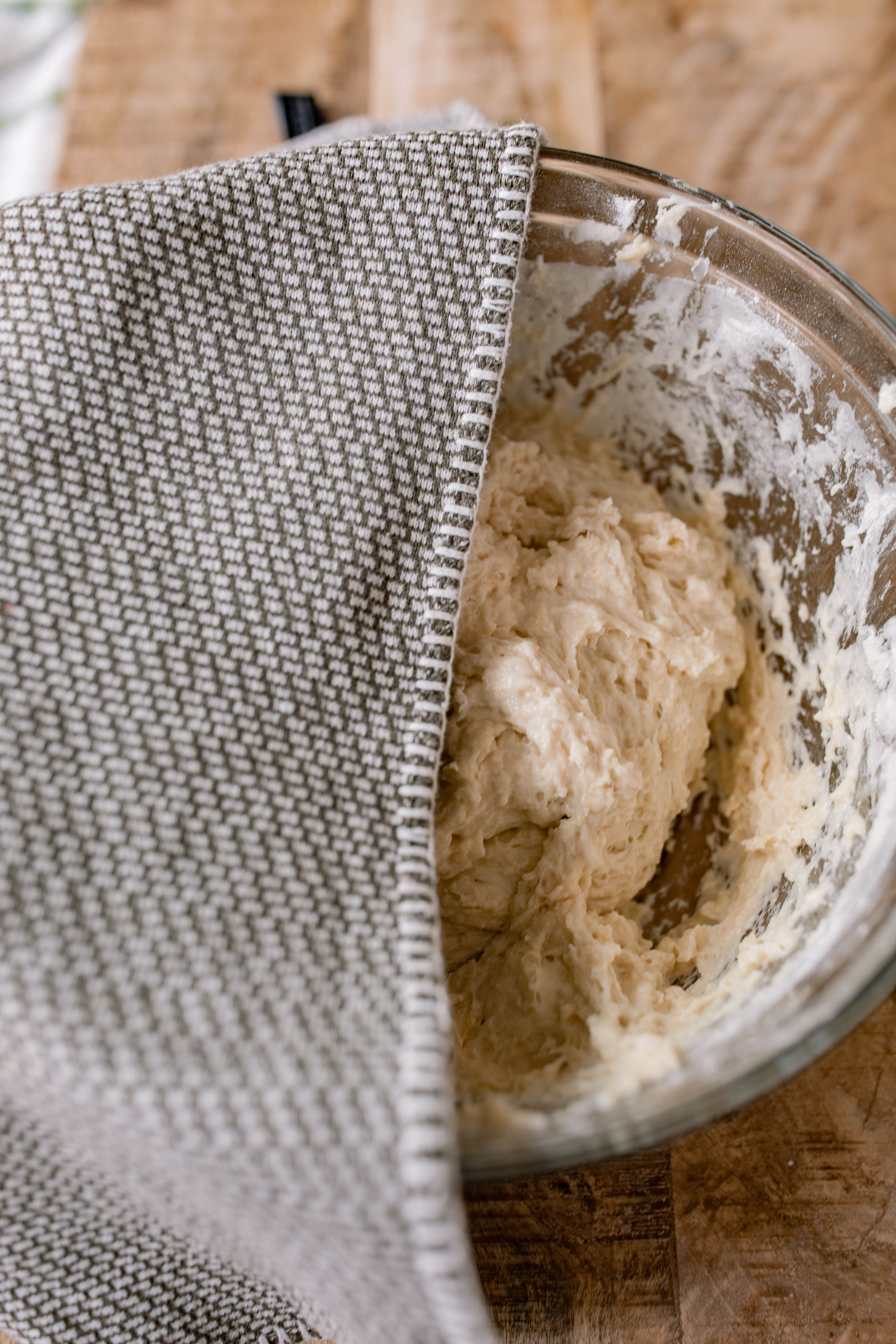 yeast cinnamon rolls, cinnamon roll icing, easy cinnamon rolls, 2 hour recipe, breakfast, dry active yeast rolls, frosted cinnamon rolls, easy cinnamon roll recipe, fluffy cinnamon rolls, pillowy, vanilla buttercream icing, baking