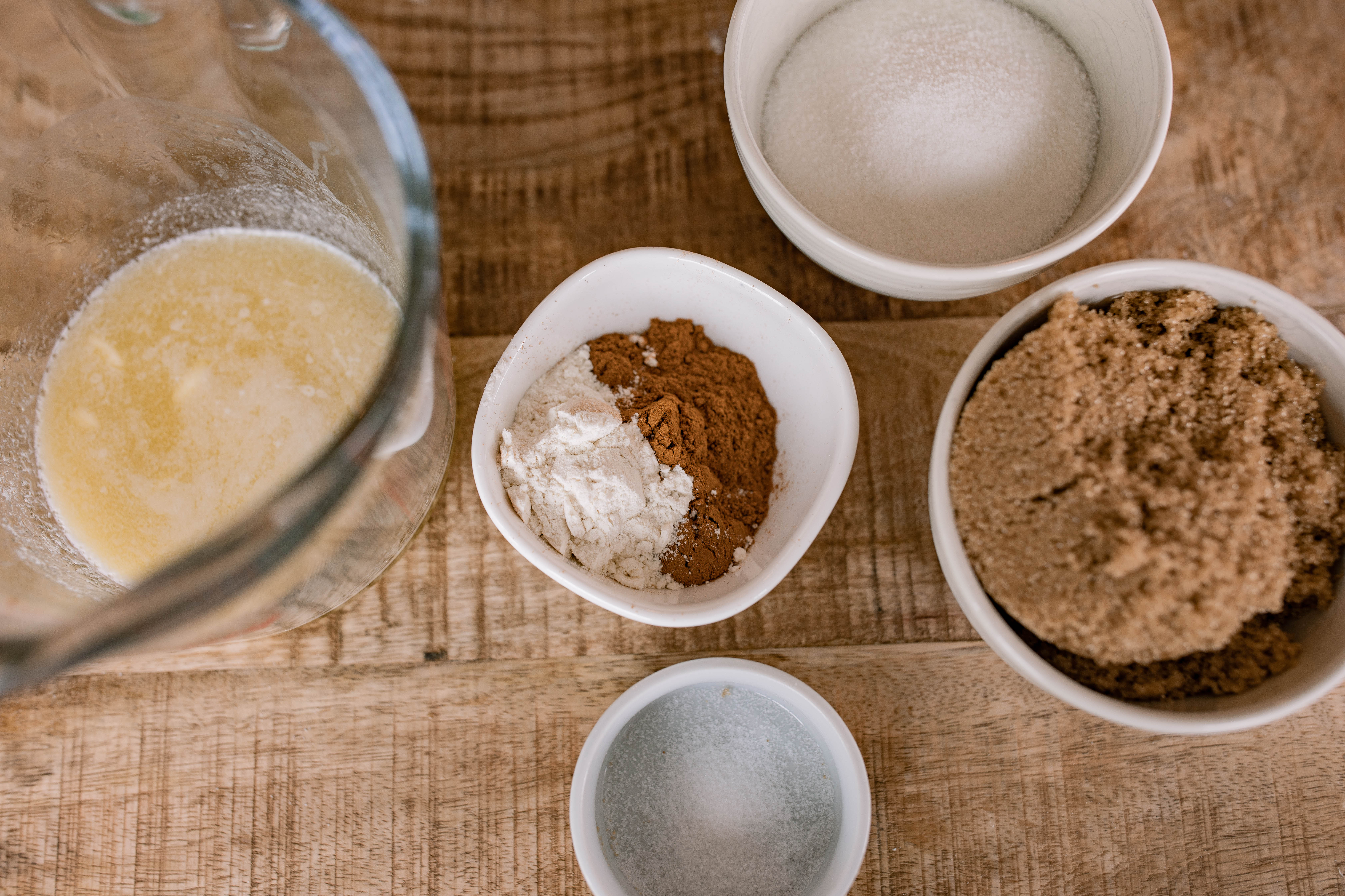 yeast cinnamon rolls, cinnamon roll icing, easy cinnamon rolls, 2 hour recipe, breakfast, dry active yeast rolls, frosted cinnamon rolls, easy cinnamon roll recipe, fluffy cinnamon rolls, pillowy, vanilla buttercream icing, baking