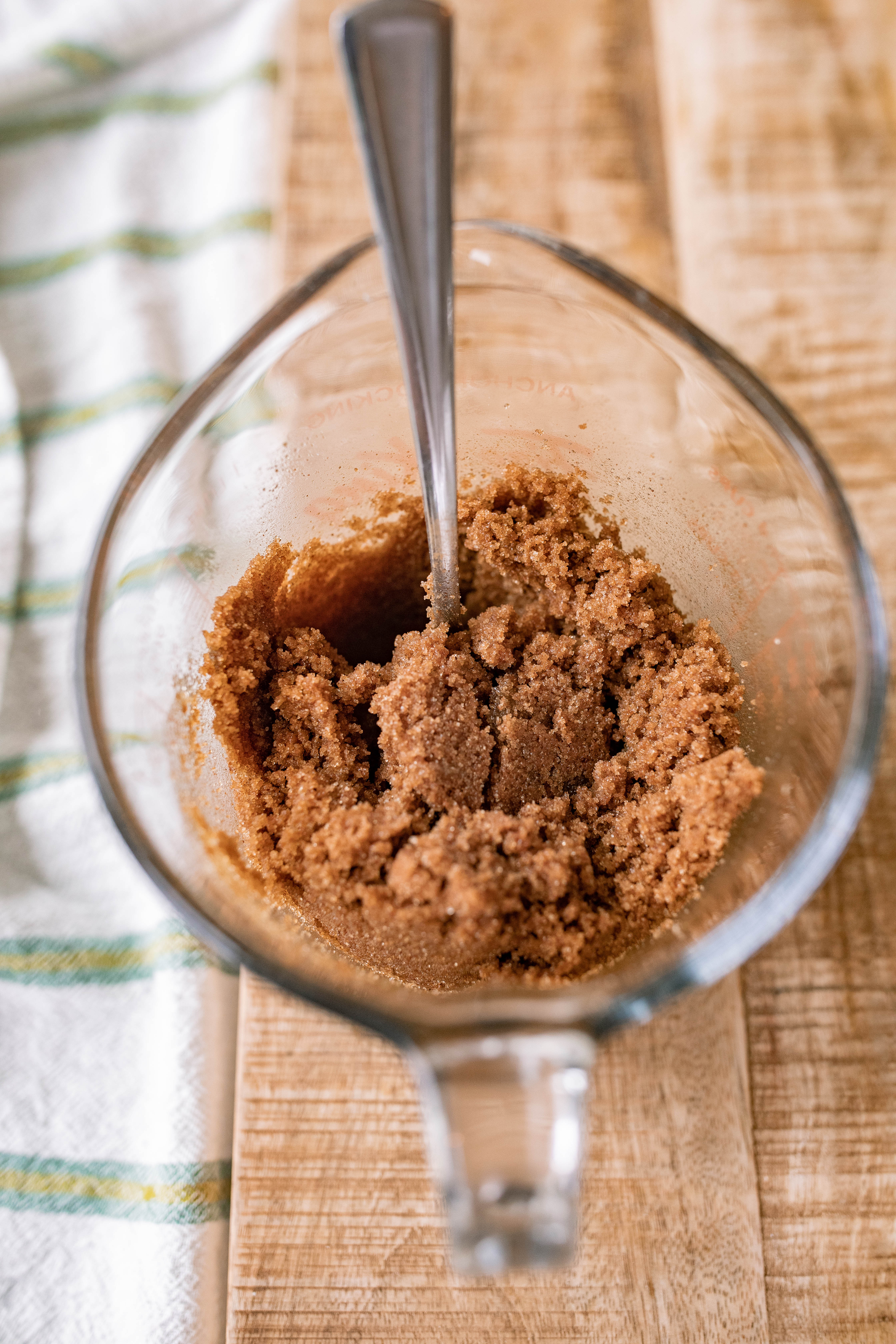 yeast cinnamon rolls, cinnamon roll icing, easy cinnamon rolls, 2 hour recipe, breakfast, dry active yeast rolls, frosted cinnamon rolls, easy cinnamon roll recipe, fluffy cinnamon rolls, pillowy, vanilla buttercream icing, baking