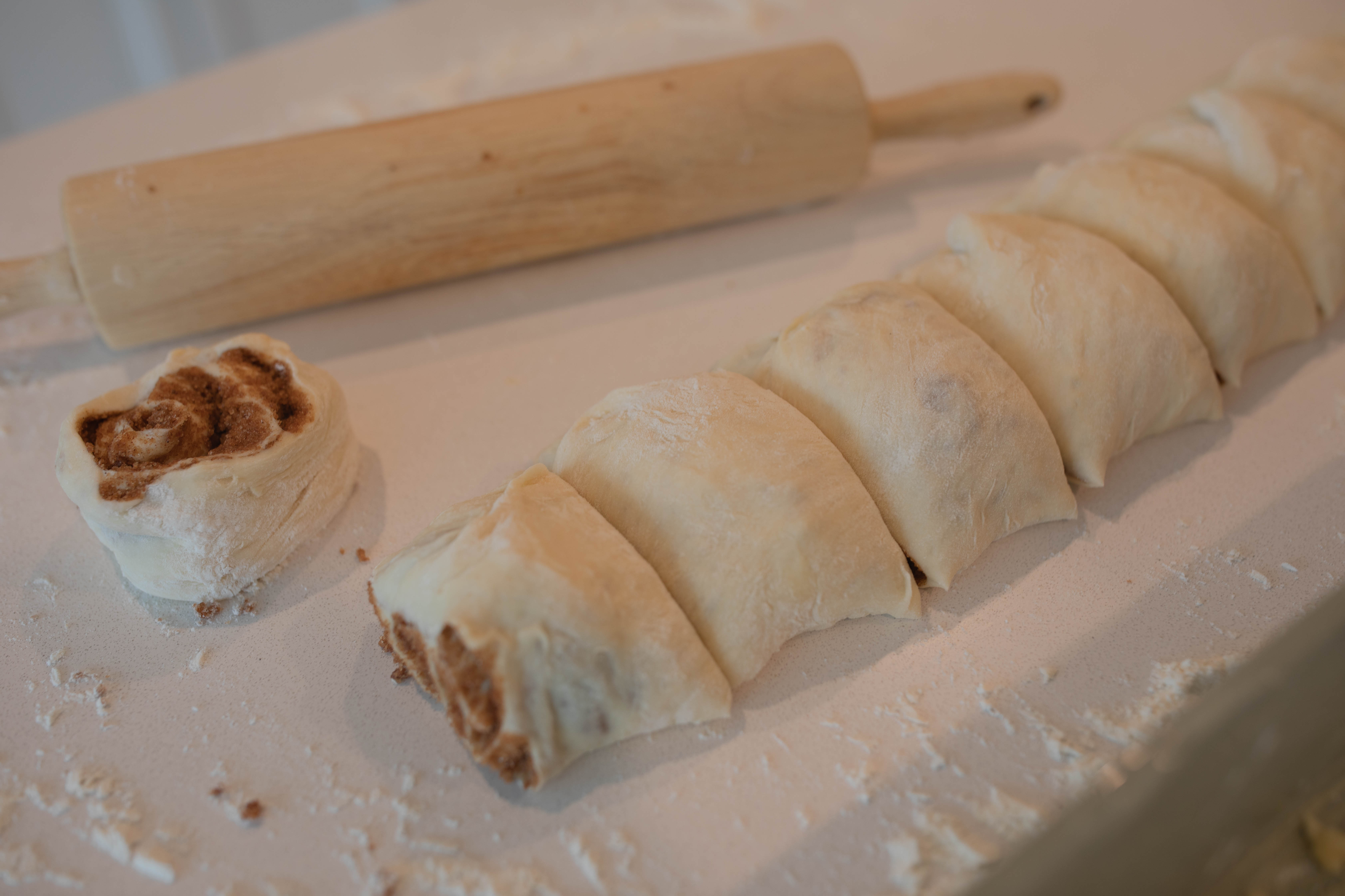 yeast cinnamon rolls, cinnamon roll icing, easy cinnamon rolls, 2 hour recipe, breakfast, dry active yeast rolls, frosted cinnamon rolls, easy cinnamon roll recipe, fluffy cinnamon rolls, pillowy, vanilla buttercream icing, baking