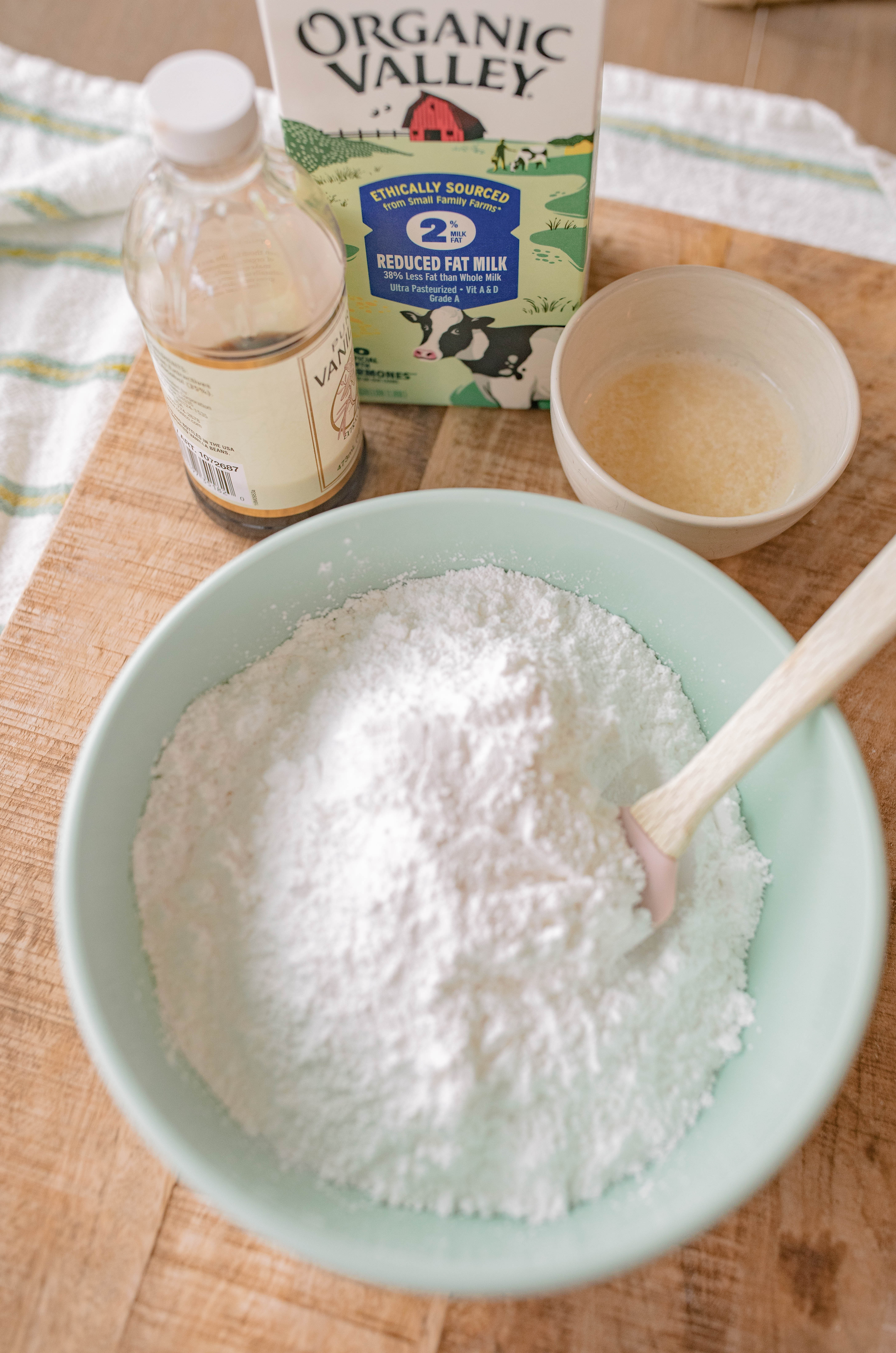 yeast cinnamon rolls, cinnamon roll icing, easy cinnamon rolls, 2 hour recipe, breakfast, dry active yeast rolls, frosted cinnamon rolls, easy cinnamon roll recipe, fluffy cinnamon rolls, pillowy, vanilla buttercream icing, baking