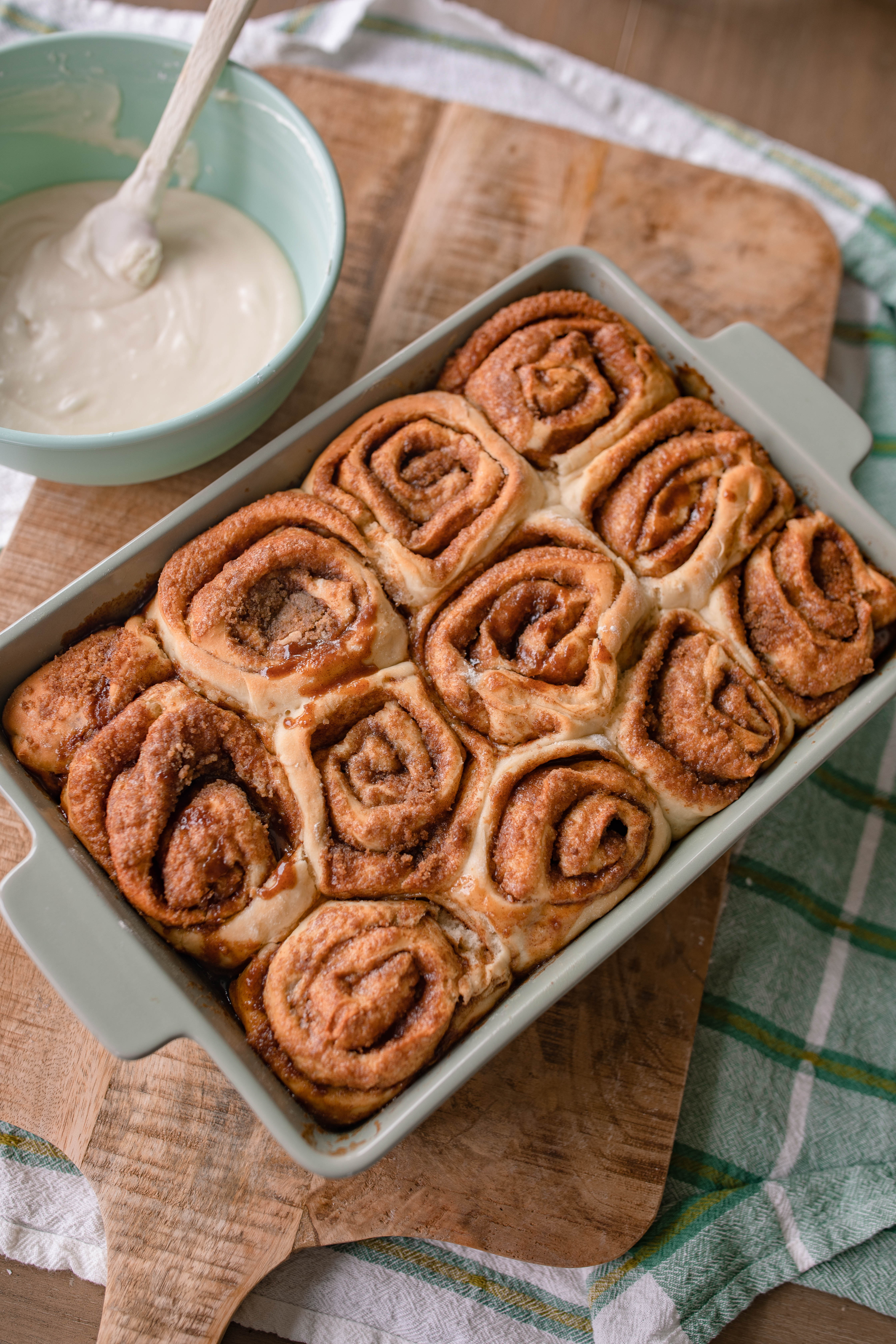 yeast cinnamon rolls, cinnamon roll icing, easy cinnamon rolls, 2 hour recipe, breakfast, dry active yeast rolls, frosted cinnamon rolls, easy cinnamon roll recipe, fluffy cinnamon rolls, pillowy, vanilla buttercream icing, baking