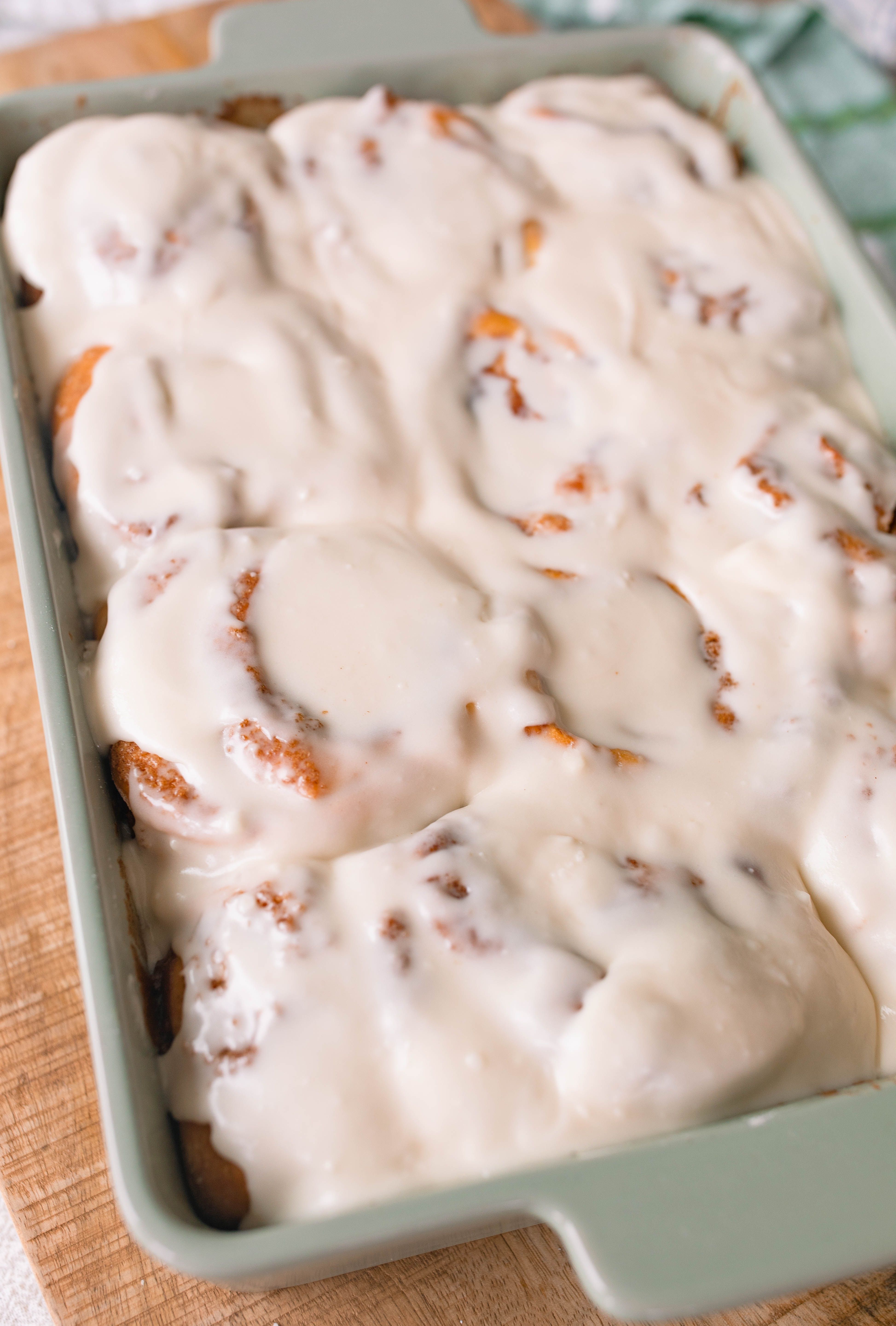 yeast cinnamon rolls, cinnamon roll icing, easy cinnamon rolls, 2 hour recipe, breakfast, dry active yeast rolls, frosted cinnamon rolls, easy cinnamon roll recipe, fluffy cinnamon rolls, pillowy, vanilla buttercream icing, baking