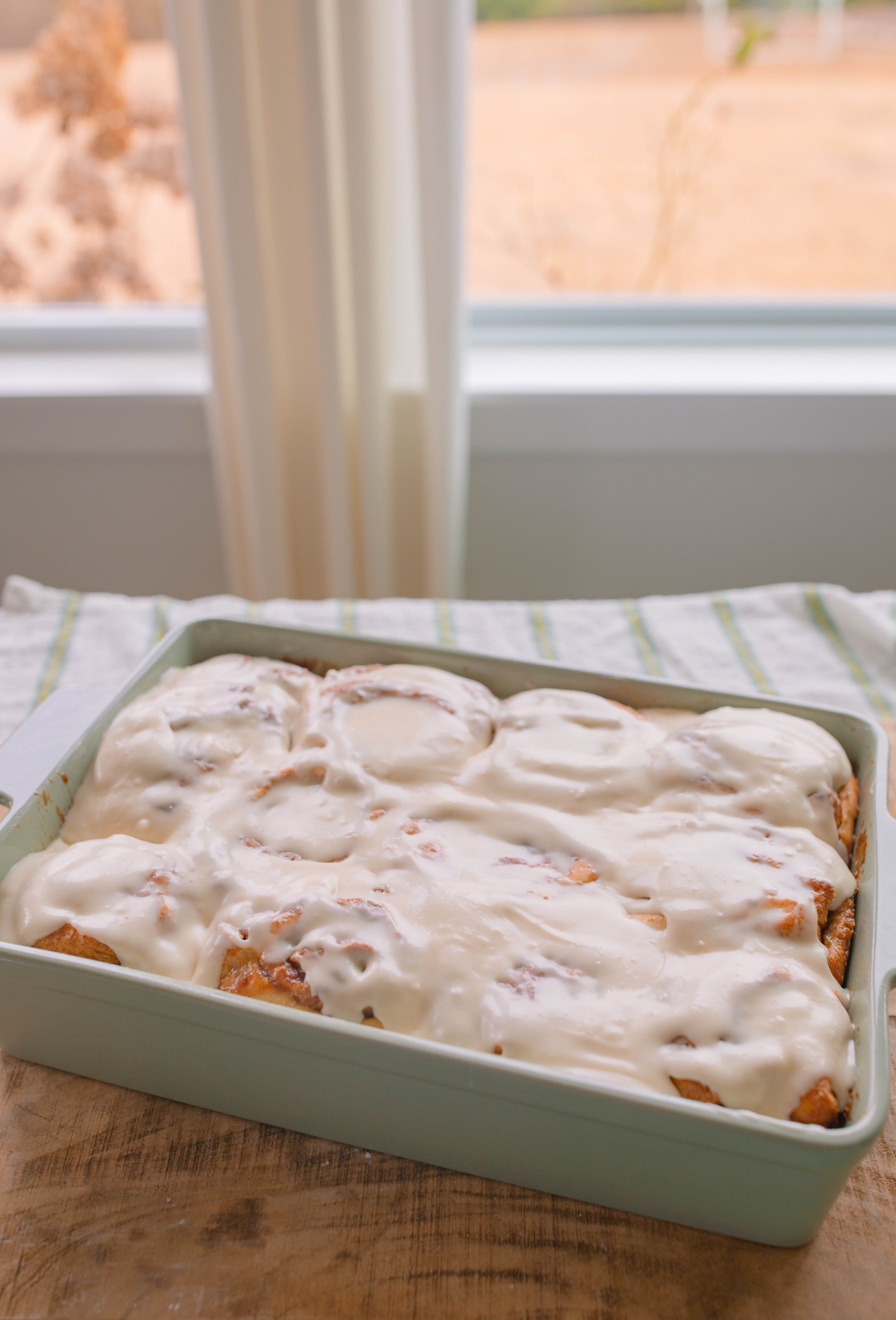yeast cinnamon rolls, cinnamon roll icing, easy cinnamon rolls, 2 hour recipe, breakfast, dry active yeast rolls, frosted cinnamon rolls, easy cinnamon roll recipe, fluffy cinnamon rolls, pillowy, vanilla buttercream icing, baking
