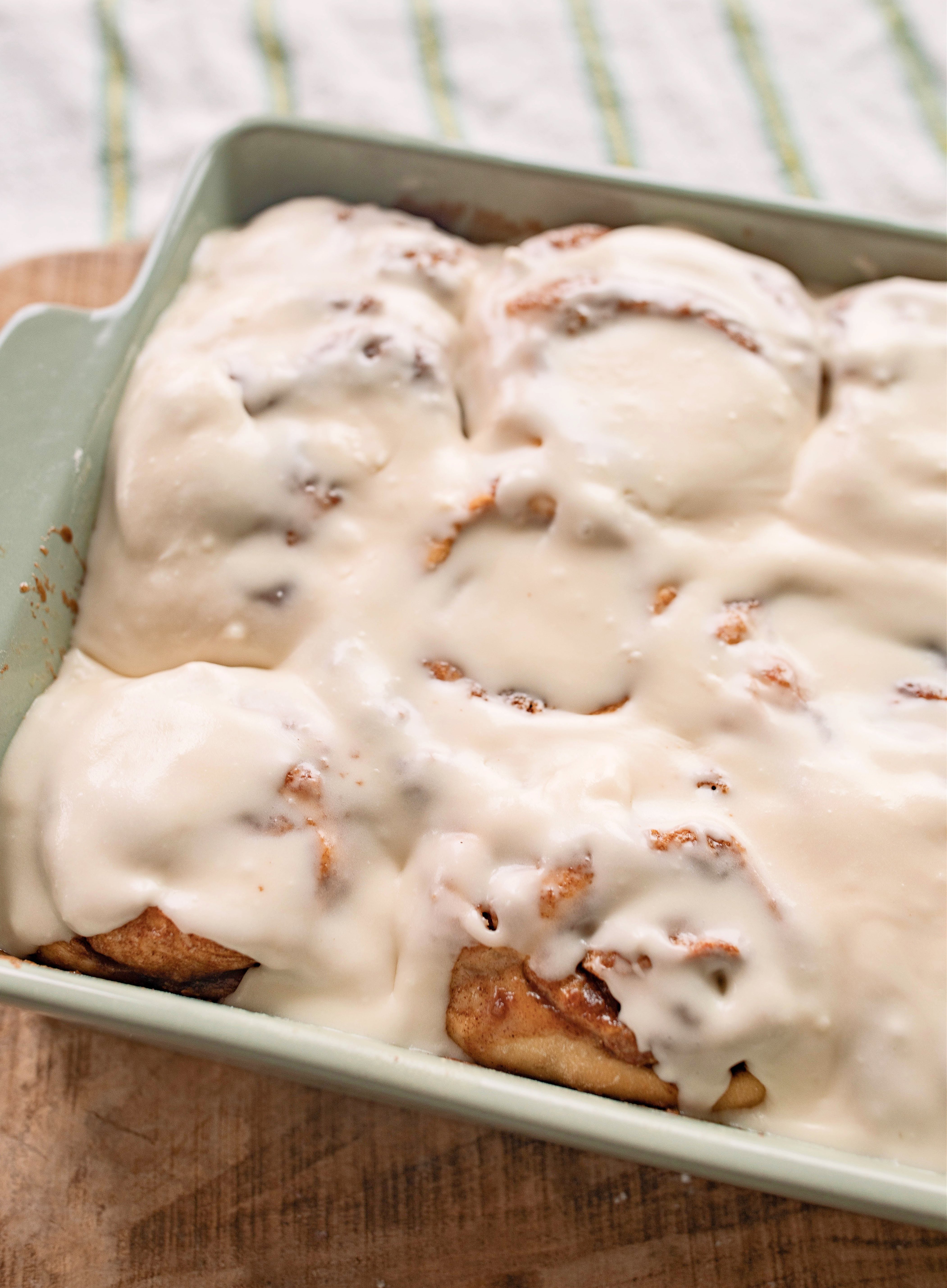 yeast cinnamon rolls, cinnamon roll icing, easy cinnamon rolls, 2 hour recipe, breakfast, dry active yeast rolls, frosted cinnamon rolls, easy cinnamon roll recipe, fluffy cinnamon rolls, pillowy, vanilla buttercream icing, baking