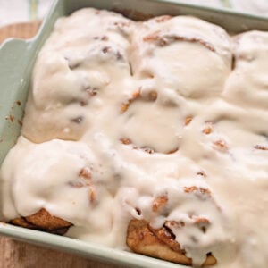 yeast cinnamon rolls, cinnamon roll icing, easy cinnamon rolls, 2 hour recipe, breakfast, dry active yeast rolls, frosted cinnamon rolls, easy cinnamon roll recipe, fluffy cinnamon rolls, pillowy, vanilla buttercream icing, baking