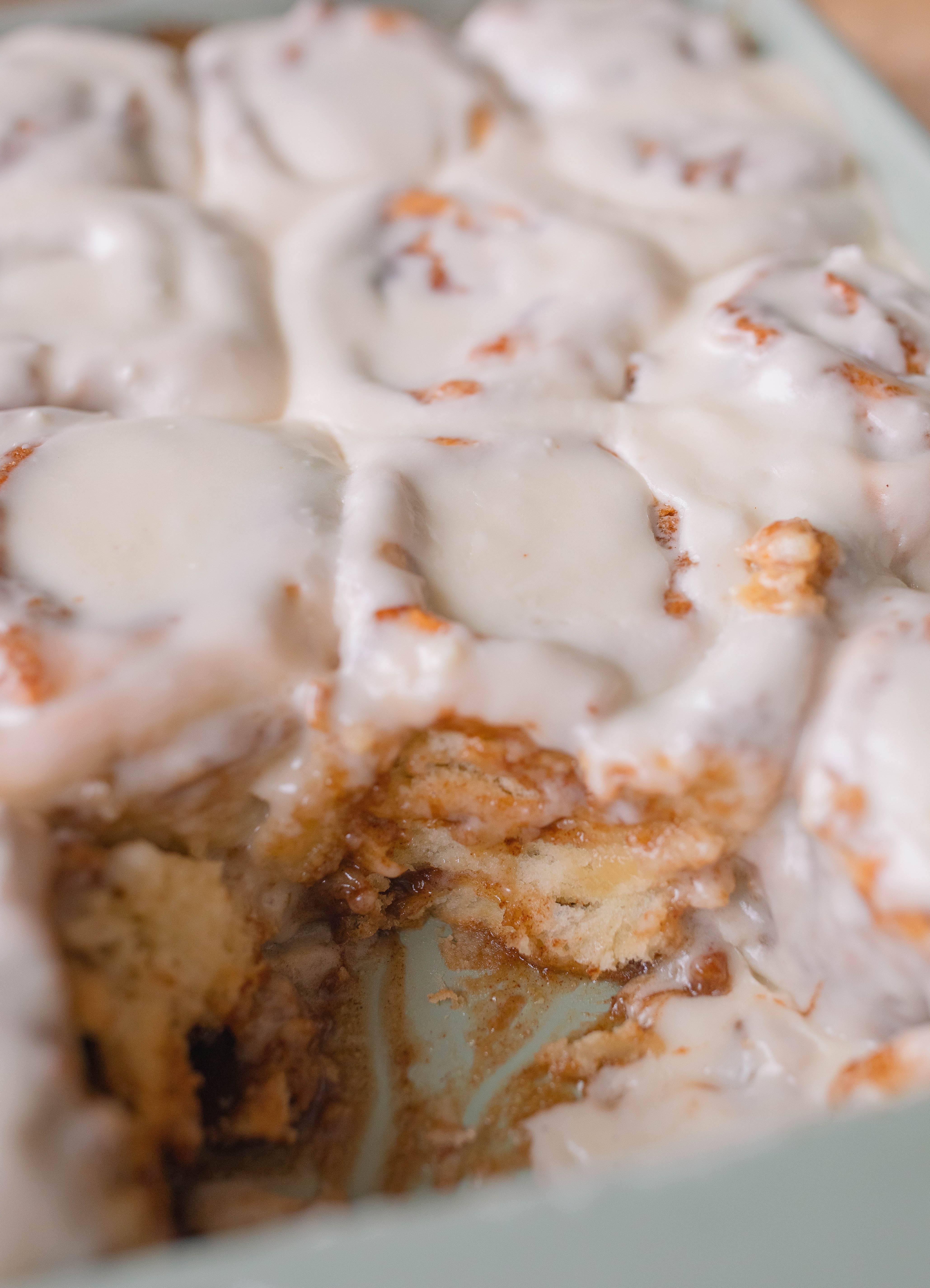 yeast cinnamon rolls, cinnamon roll icing, easy cinnamon rolls, 2 hour recipe, breakfast, dry active yeast rolls, frosted cinnamon rolls, easy cinnamon roll recipe, fluffy cinnamon rolls, pillowy, vanilla buttercream icing, baking