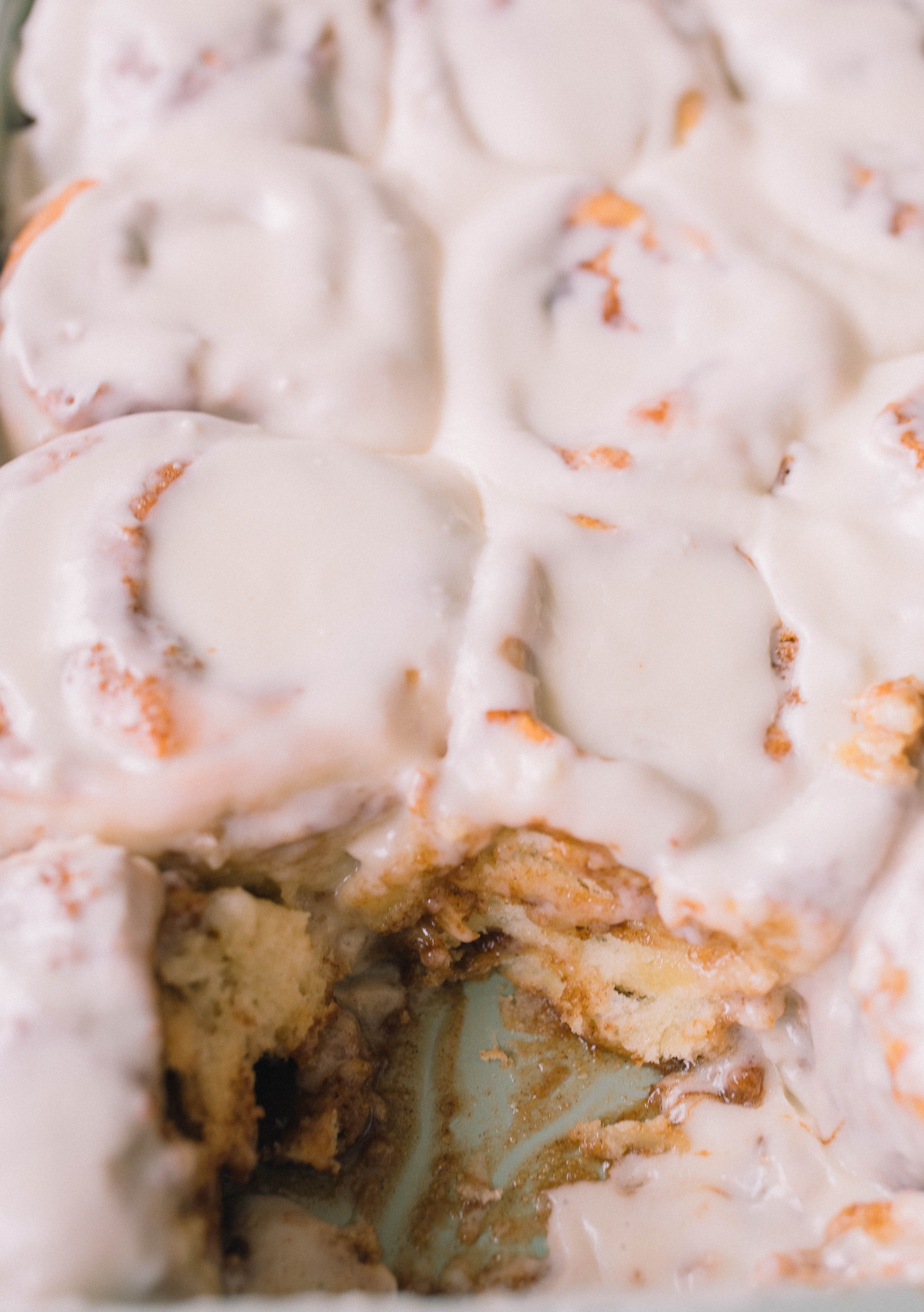 yeast cinnamon rolls, cinnamon roll icing, easy cinnamon rolls, 2 hour recipe, breakfast, dry active yeast rolls, frosted cinnamon rolls, easy cinnamon roll recipe, fluffy cinnamon rolls, pillowy, vanilla buttercream icing, baking