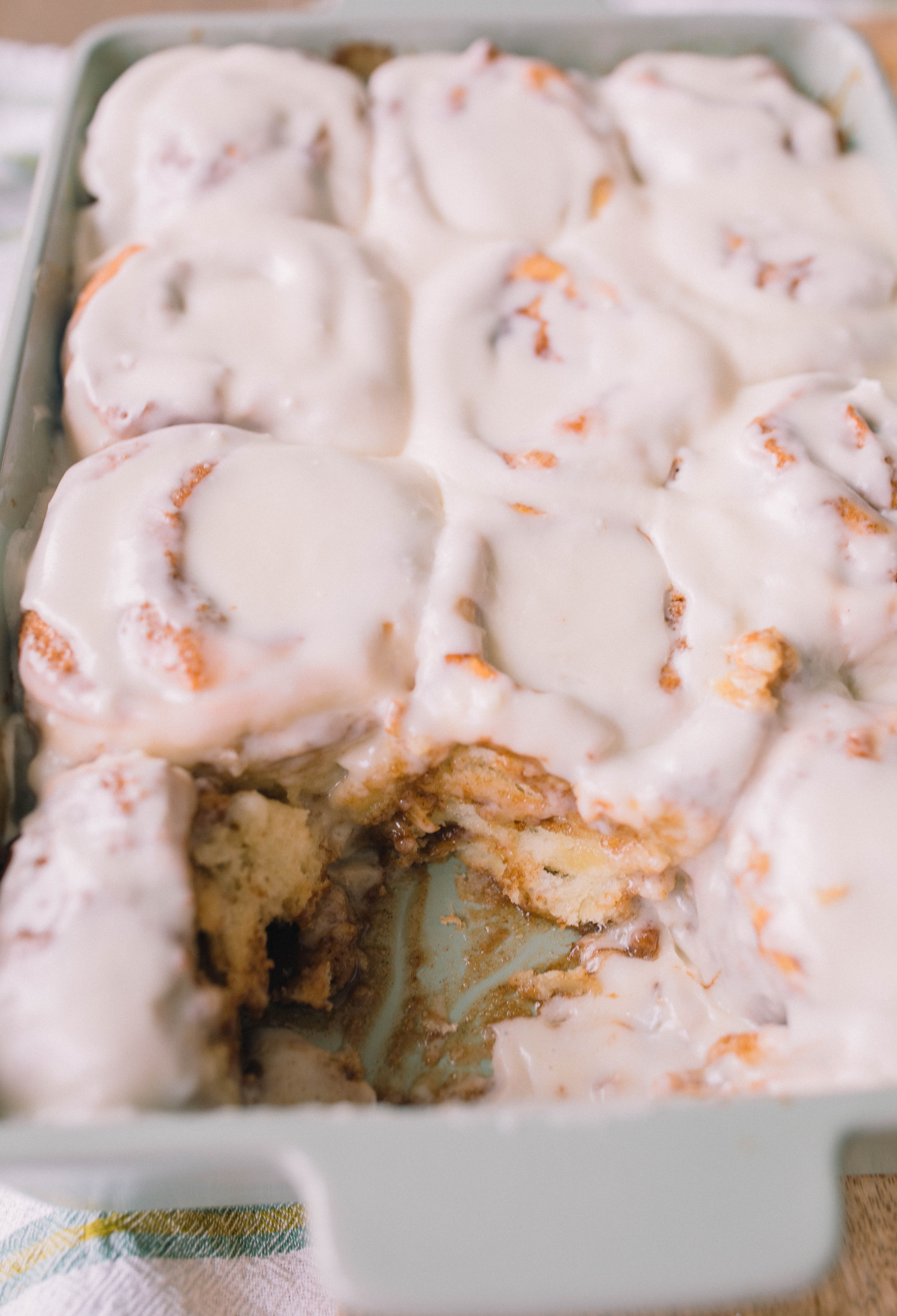 yeast cinnamon rolls, cinnamon roll icing, easy cinnamon rolls, 2 hour recipe, breakfast, dry active yeast rolls, frosted cinnamon rolls, easy cinnamon roll recipe, fluffy cinnamon rolls, pillowy, vanilla buttercream icing, baking