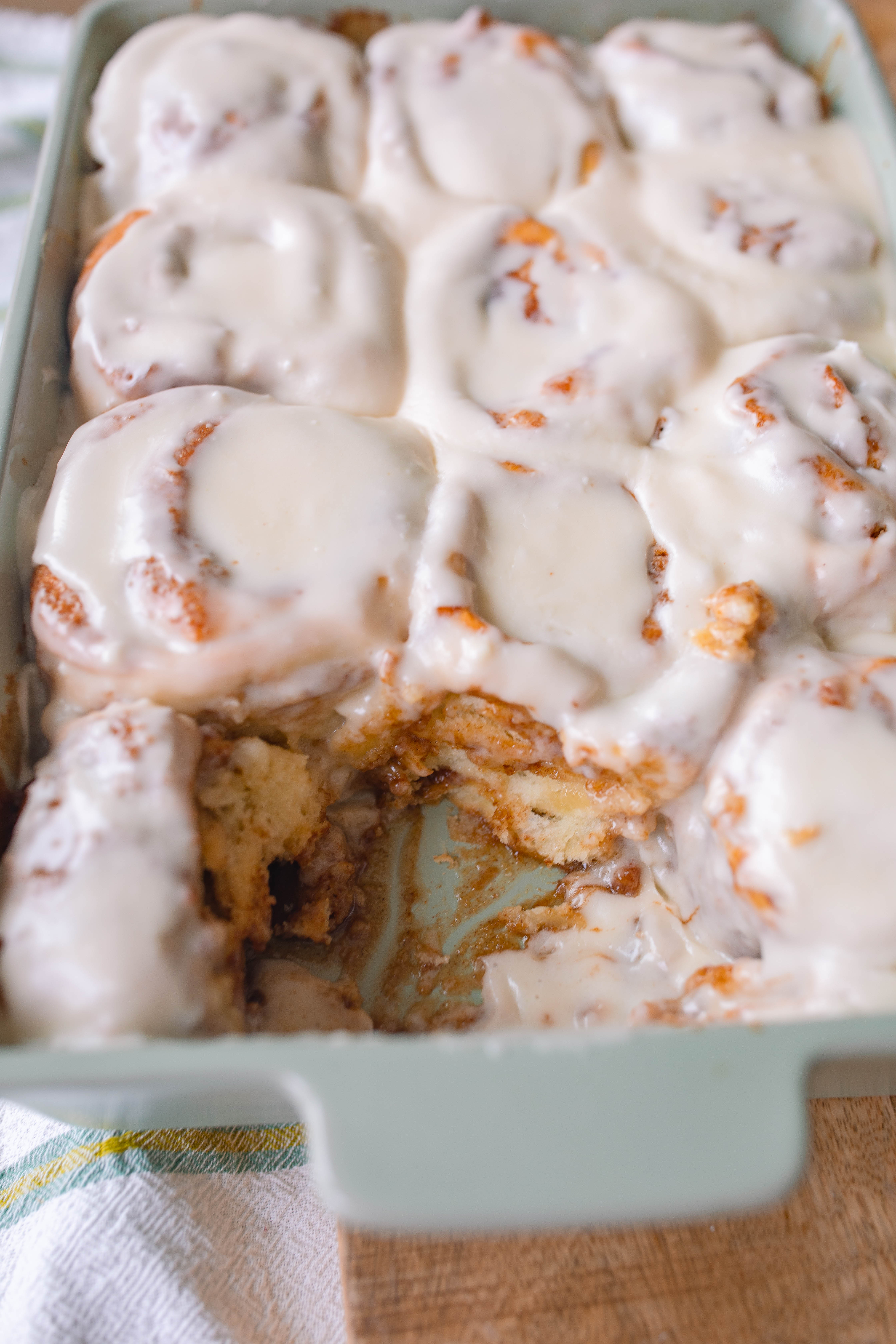 yeast cinnamon rolls, cinnamon roll icing, easy cinnamon rolls, 2 hour recipe, breakfast, dry active yeast rolls, frosted cinnamon rolls, easy cinnamon roll recipe, fluffy cinnamon rolls, pillowy, vanilla buttercream icing, baking