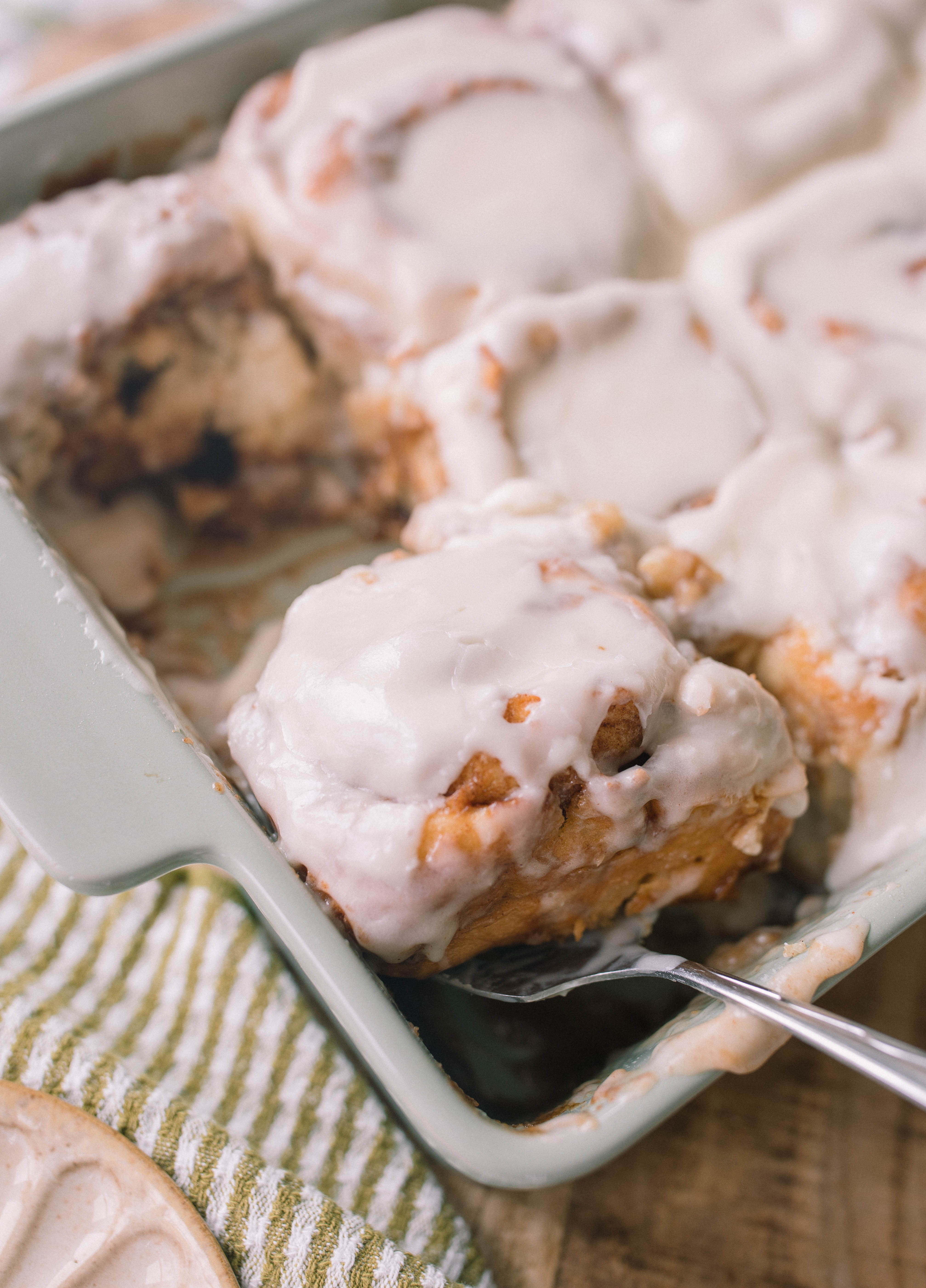 yeast cinnamon rolls, cinnamon roll icing, easy cinnamon rolls, 2 hour recipe, breakfast, dry active yeast rolls, frosted cinnamon rolls, easy cinnamon roll recipe, fluffy cinnamon rolls, pillowy, vanilla buttercream icing, baking