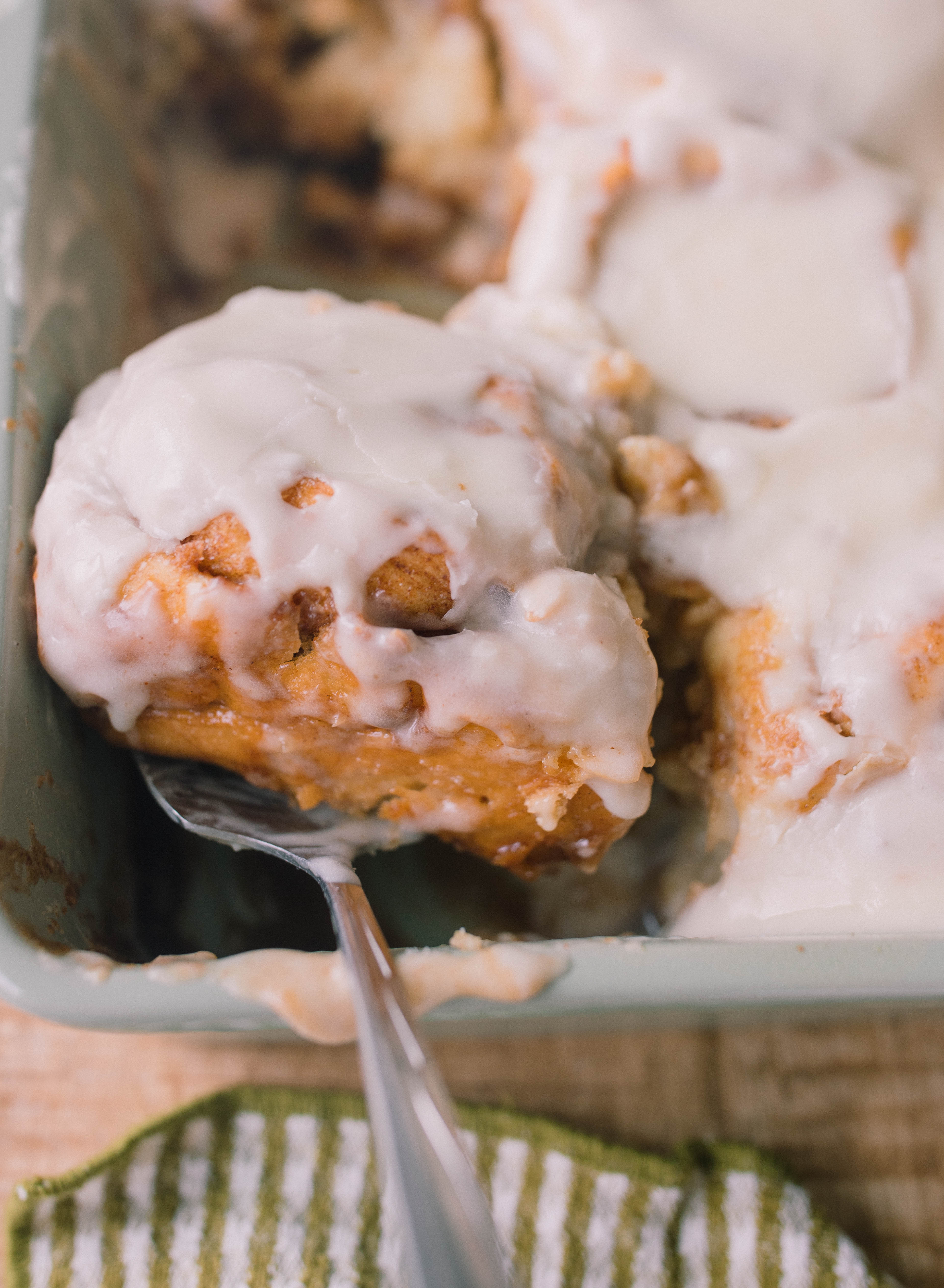 yeast cinnamon rolls, cinnamon roll icing, easy cinnamon rolls, 2 hour recipe, breakfast, dry active yeast rolls, frosted cinnamon rolls, easy cinnamon roll recipe, fluffy cinnamon rolls, pillowy, vanilla buttercream icing, baking