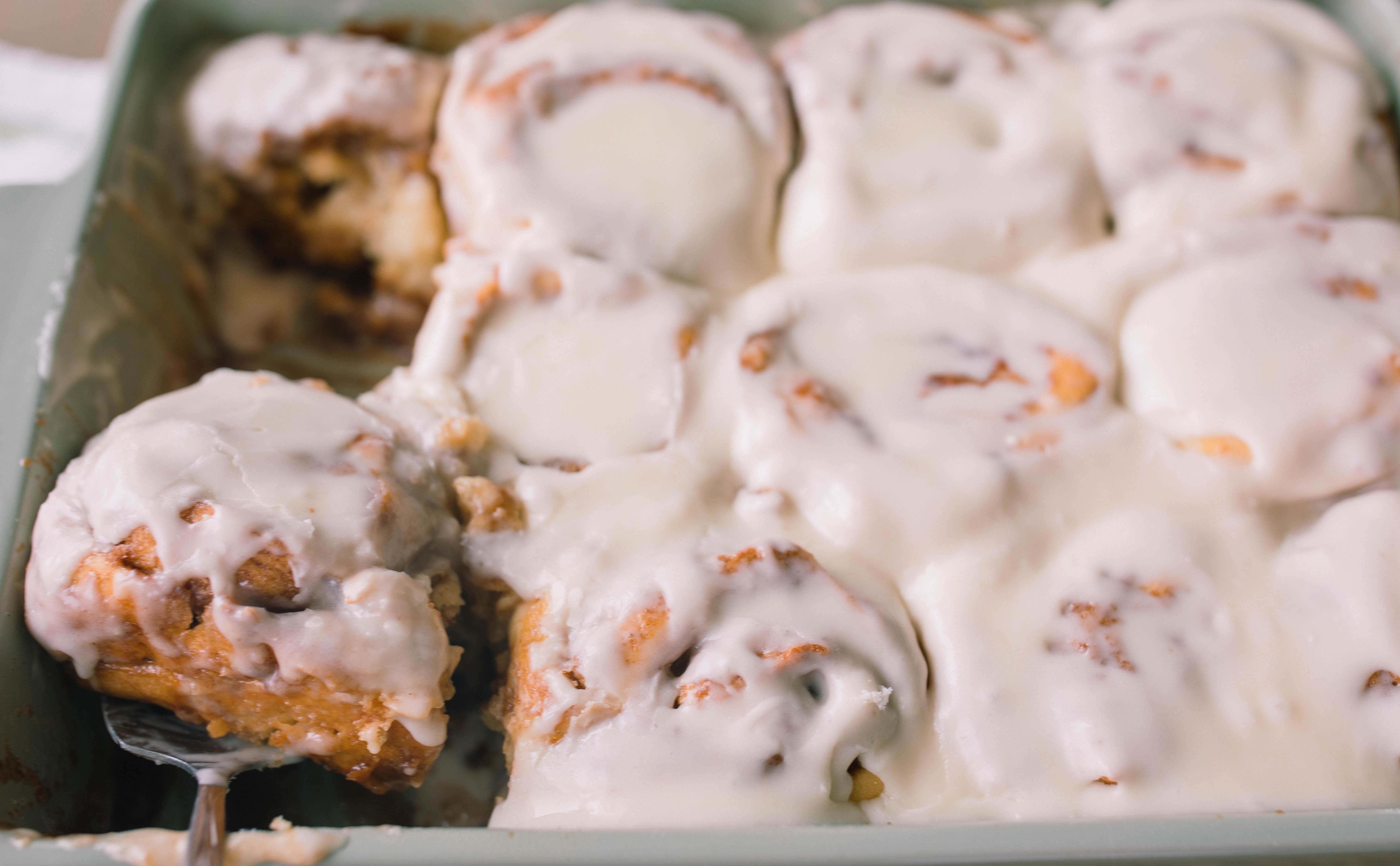 yeast cinnamon rolls, cinnamon roll icing, easy cinnamon rolls, 2 hour recipe, breakfast, dry active yeast rolls, frosted cinnamon rolls, easy cinnamon roll recipe, fluffy cinnamon rolls, pillowy, vanilla buttercream icing, baking