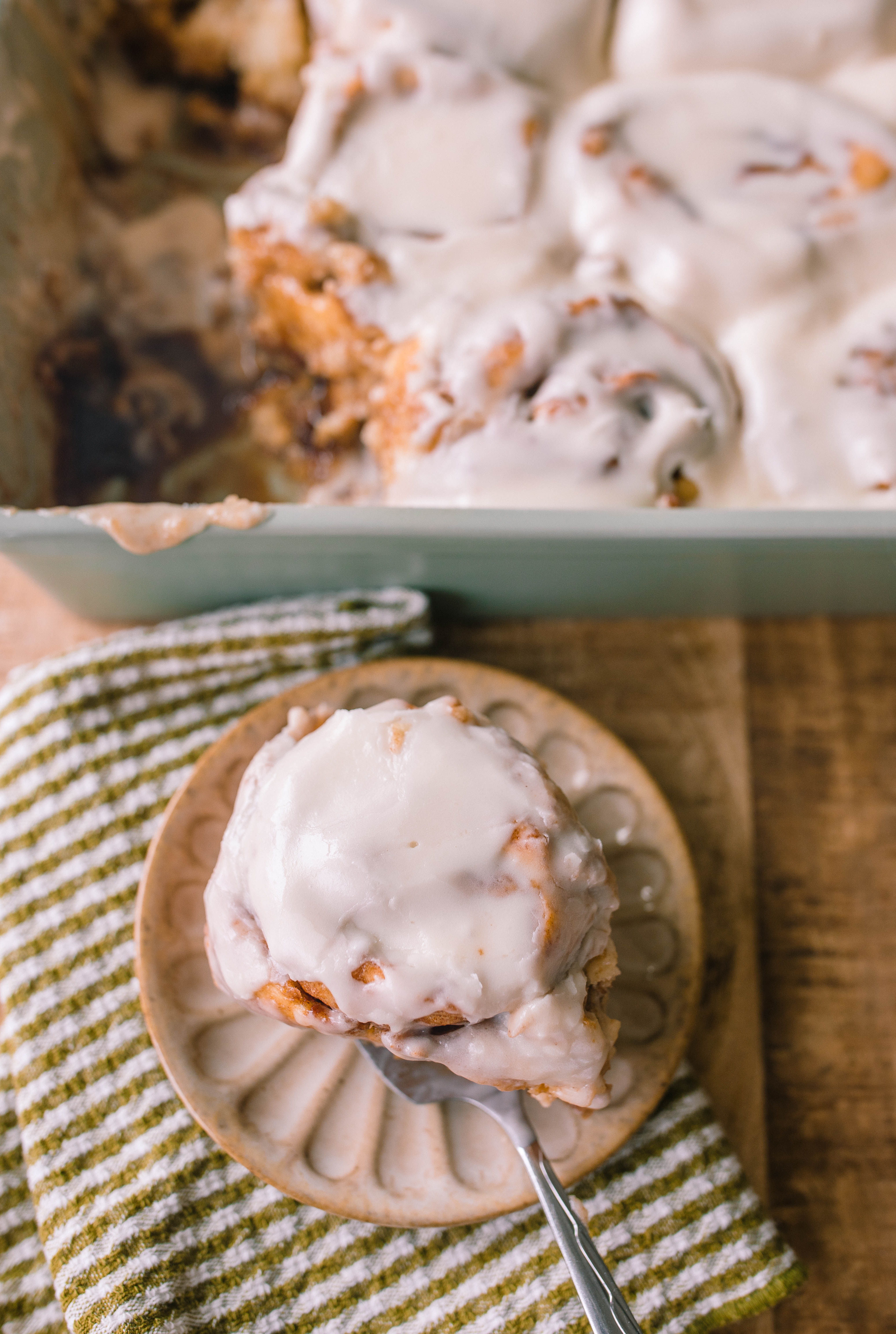 yeast cinnamon rolls, cinnamon roll icing, easy cinnamon rolls, 2 hour recipe, breakfast, dry active yeast rolls, frosted cinnamon rolls, easy cinnamon roll recipe, fluffy cinnamon rolls, pillowy, vanilla buttercream icing, baking