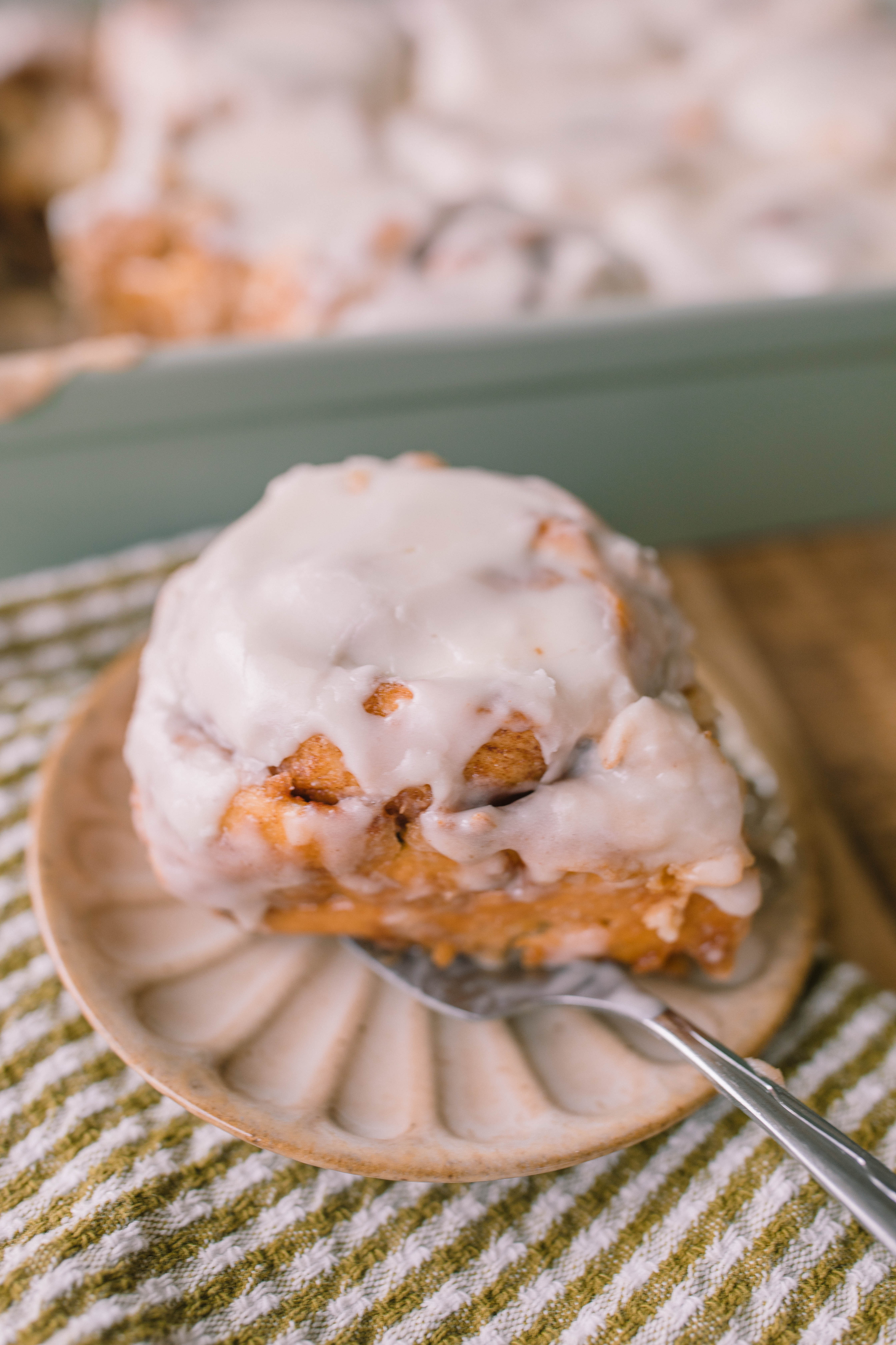 yeast cinnamon rolls, cinnamon roll icing, easy cinnamon rolls, 2 hour recipe, breakfast, dry active yeast rolls, frosted cinnamon rolls, easy cinnamon roll recipe, fluffy cinnamon rolls, pillowy, vanilla buttercream icing, baking