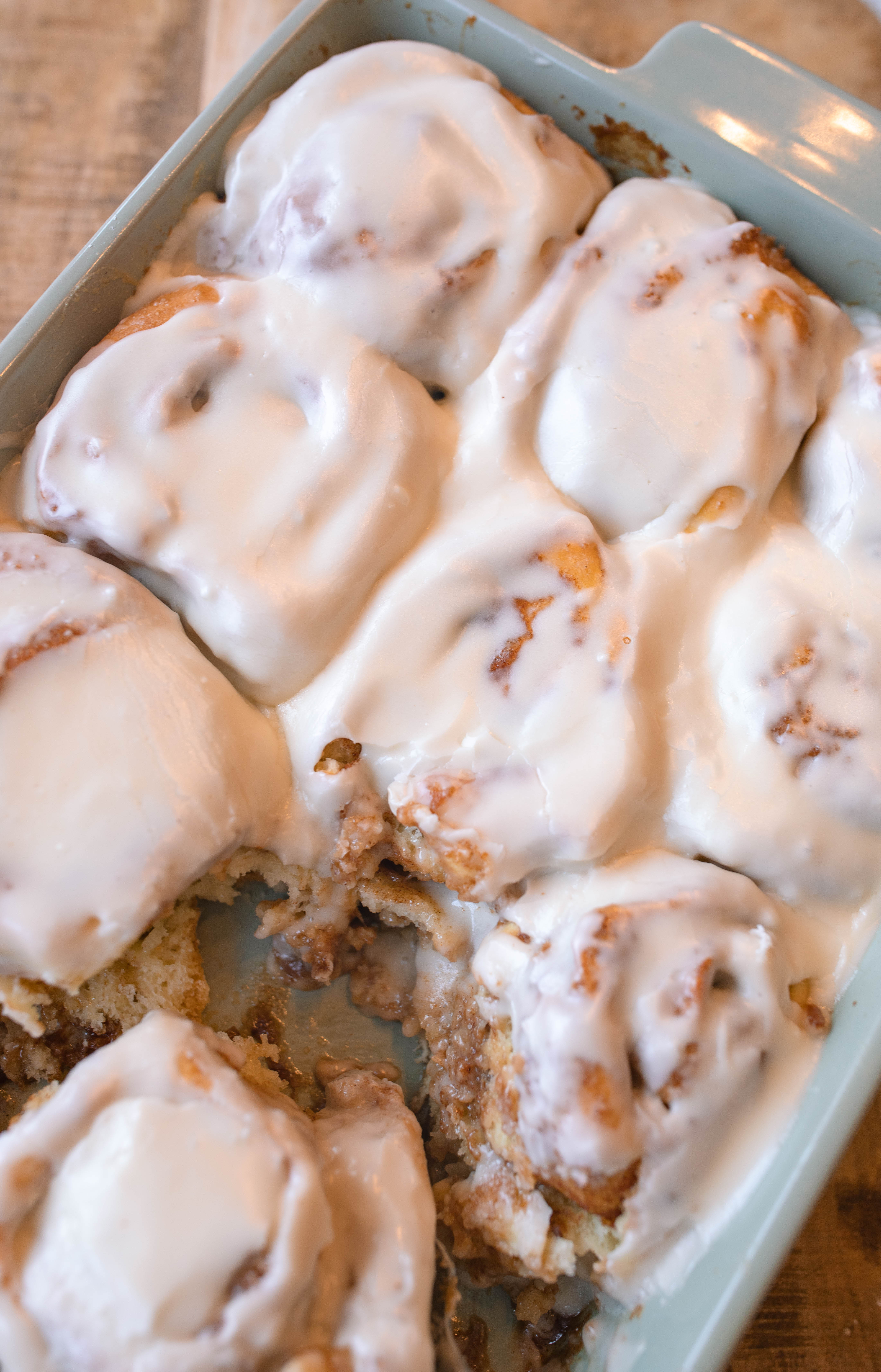 yeast cinnamon rolls, cinnamon roll icing, easy cinnamon rolls, 2 hour recipe, breakfast, dry active yeast rolls, frosted cinnamon rolls, easy cinnamon roll recipe, fluffy cinnamon rolls, pillowy, vanilla buttercream icing, baking
