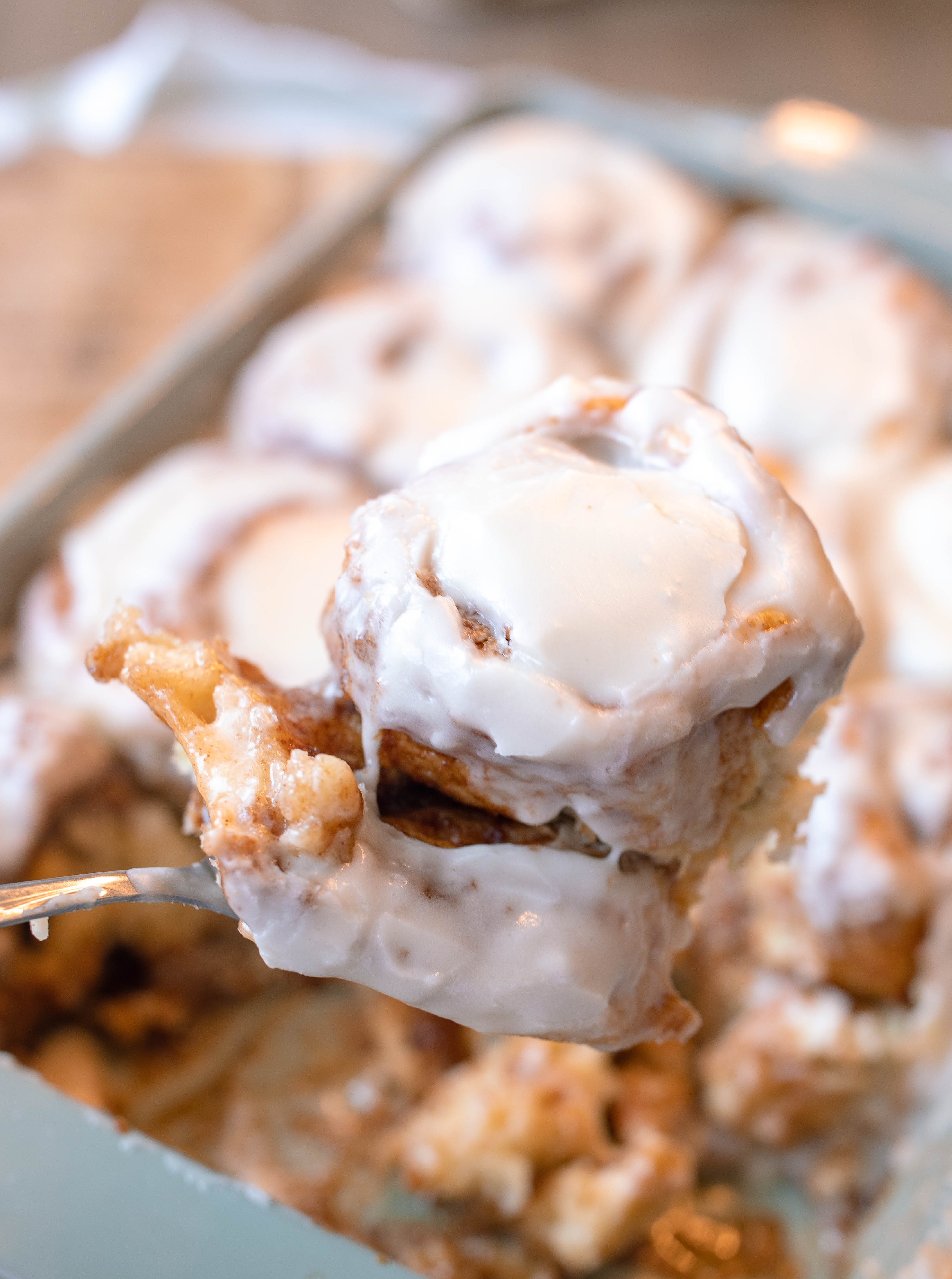 yeast cinnamon rolls, cinnamon roll icing, easy cinnamon rolls, 2 hour recipe, breakfast, dry active yeast rolls, frosted cinnamon rolls, easy cinnamon roll recipe, fluffy cinnamon rolls, pillowy, vanilla buttercream icing, baking