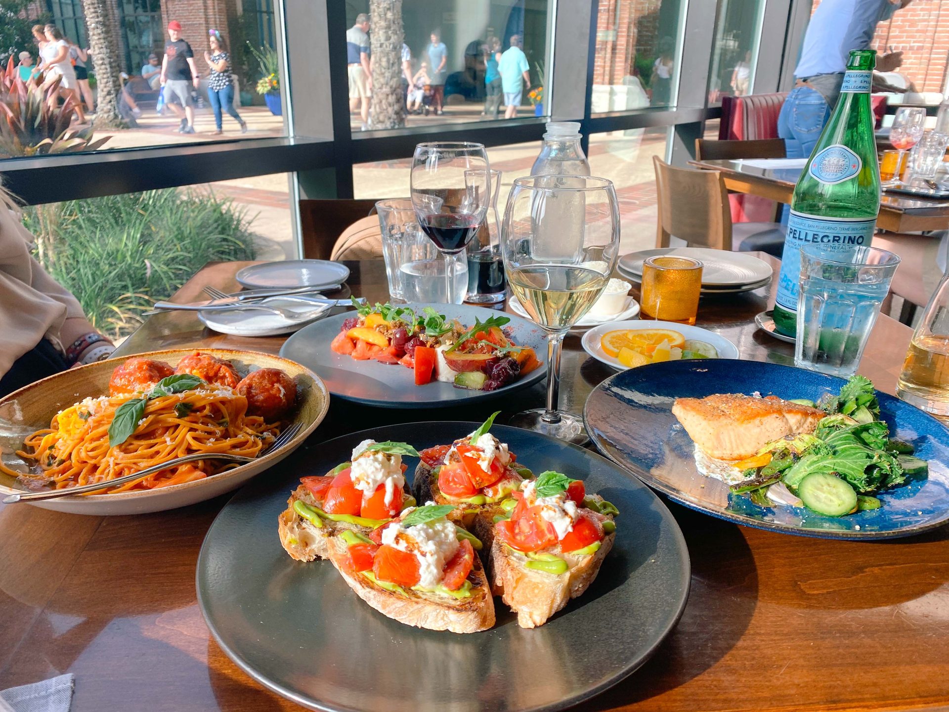 Wolfgang Puck Bar & Grill Disney springs, best food at disney springs, walt disney world dinner, most amazing meal, salmon salad, spaghetti and meatballs, coffee dessert 