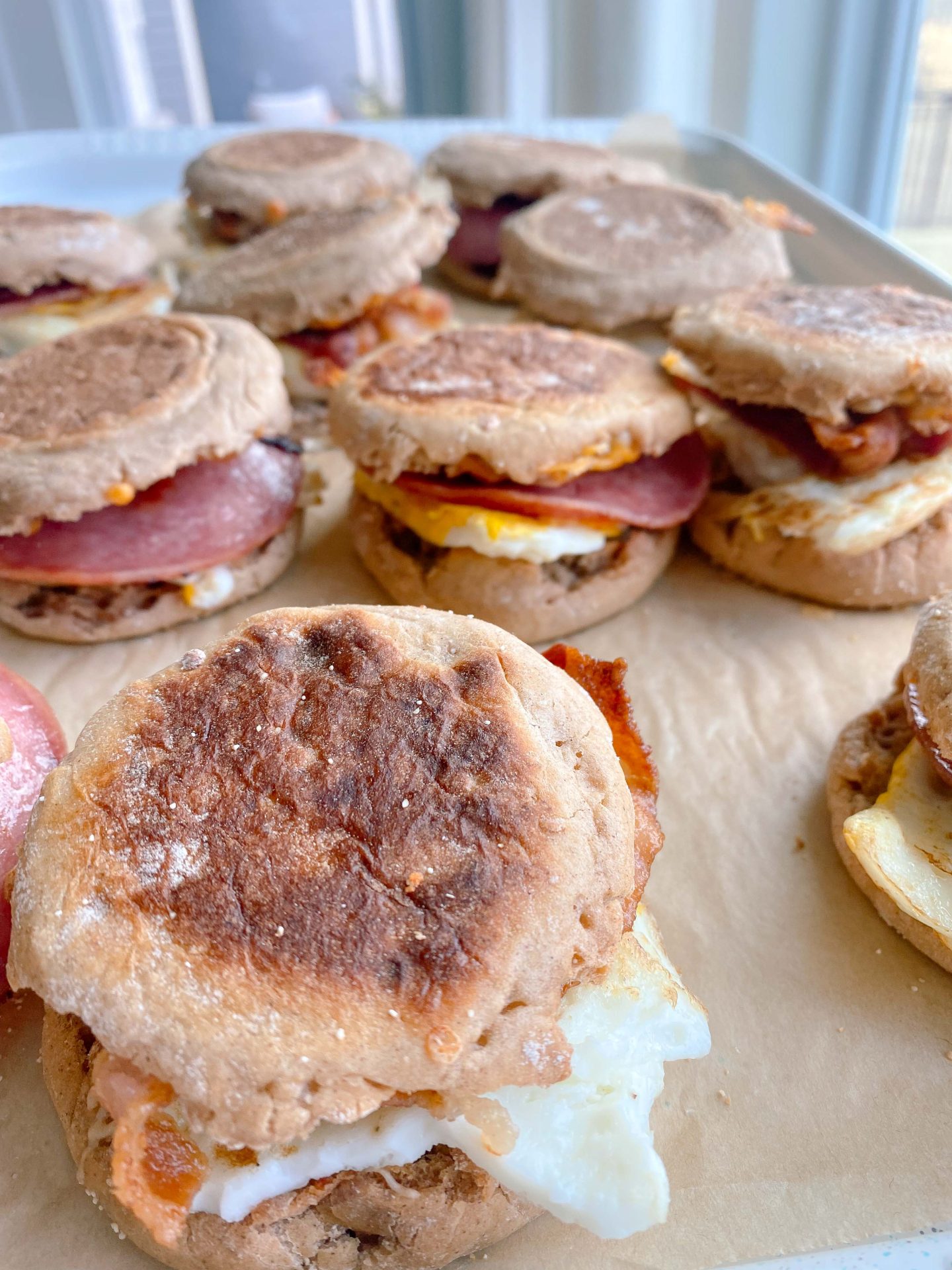 breakfast sandwiches, breakfast sandwich, meal prep, bacon, egg, cheese, easy to make, quick meals, quick breakfast idea, breakfast idea meal prepping, English muffins, over easy eggs, prep on Sunday, healthy meals, healthy recipes, on the go