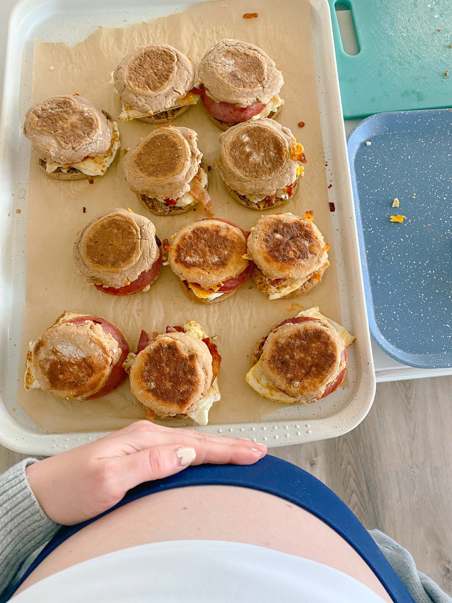 breakfast sandwiches, breakfast sandwich, meal prep, bacon, egg, cheese, easy to make, quick meals, quick breakfast idea, breakfast idea meal prepping, English muffins, over easy eggs, prep on Sunday, healthy meals, healthy recipes, on the go