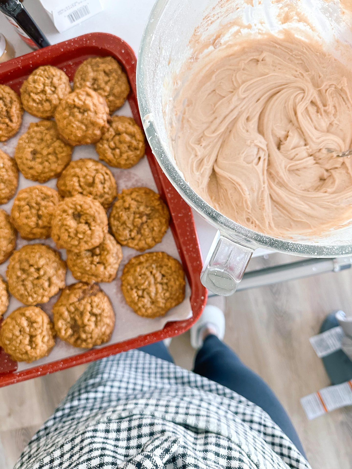 gingerbread oatmeal cookies, gingerbread oatmeal cookies with chai tea latte buttercream, desserts, holiday deserts, christmas cooking, baking holiday baking, tasty cookies, recipe, cookie exchange ideas, oatmeal cream pies