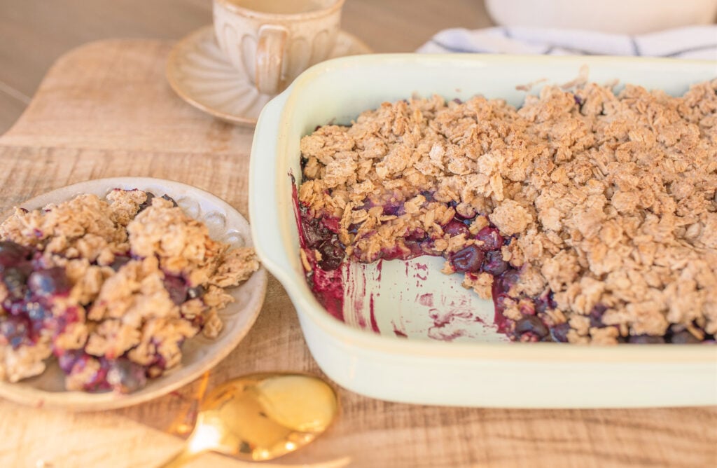blueberry crumble, healthy blueberry crumble recipe with frozen blueberries, frozen blueberry recipes, organic blueberries, recipes for blueberry season, gluten-free blueberry crumble, dairy-free blueberry crumble, low calorie dessert, healthy dessert, vegan dessert, vegan blueberry crumble, low sugar dessert, healthy low sugar dessert, healthy blueberry dessert, blueberry season, fresh blueberries, can I use frozen blueberries, healthy desserts for kids