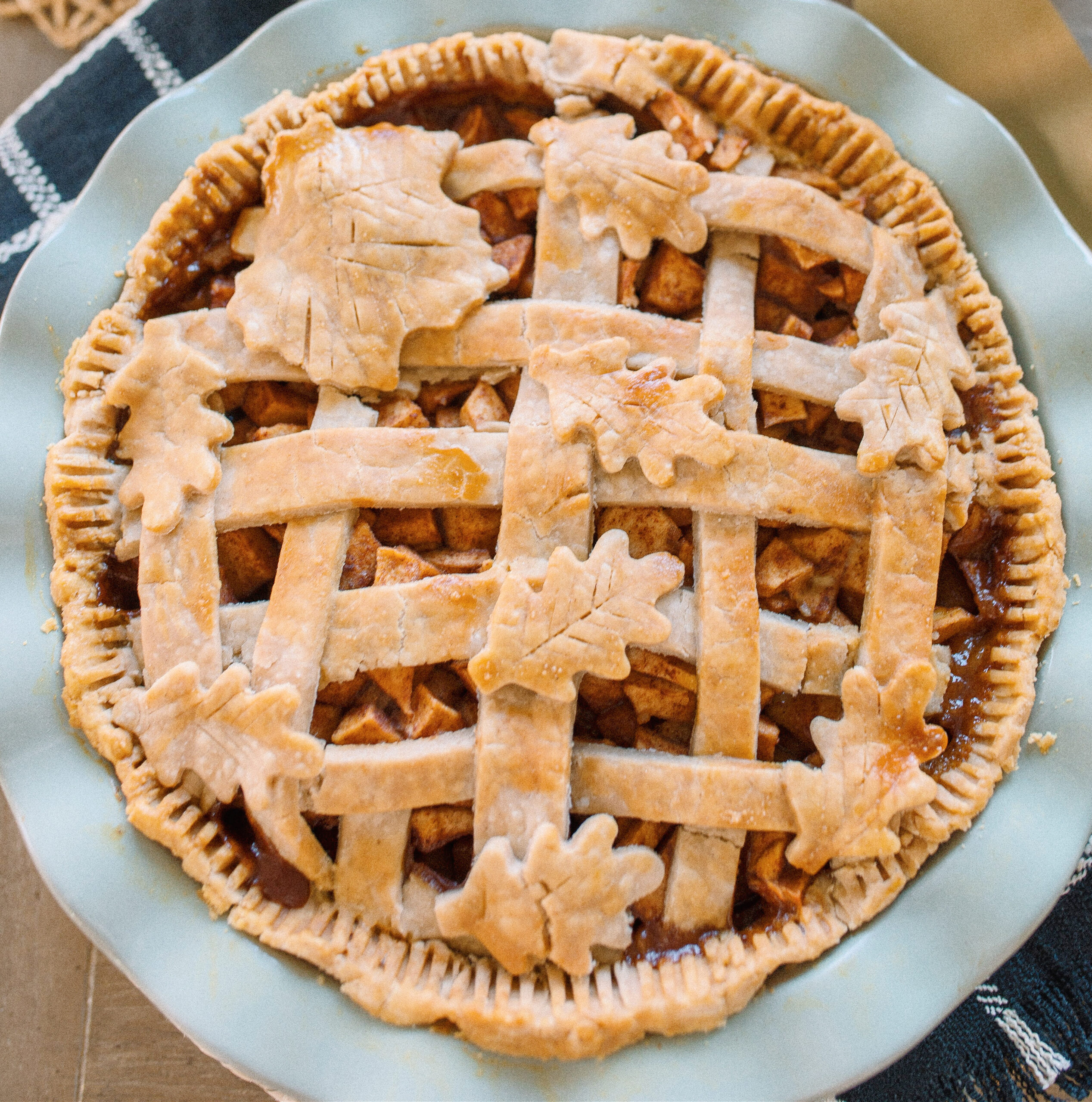 gluten-free, gluten free apple pie, gluten free pie crust, gluten free and vegan pie crust, vegan pie crust, gluten free and vegan apple pie, healthy apple pie, gluten free pie recipes, no added sugar pie, no added sugar apple pie, no refined sugars, dairy-free, sugar free apple pie, sugar free pie, low sugar thanksgiving dessert, low sugar dessert, apple pie, healthy recipes for holidays, maple apple pie, maple syrup, healthy recipes for thanksgiving