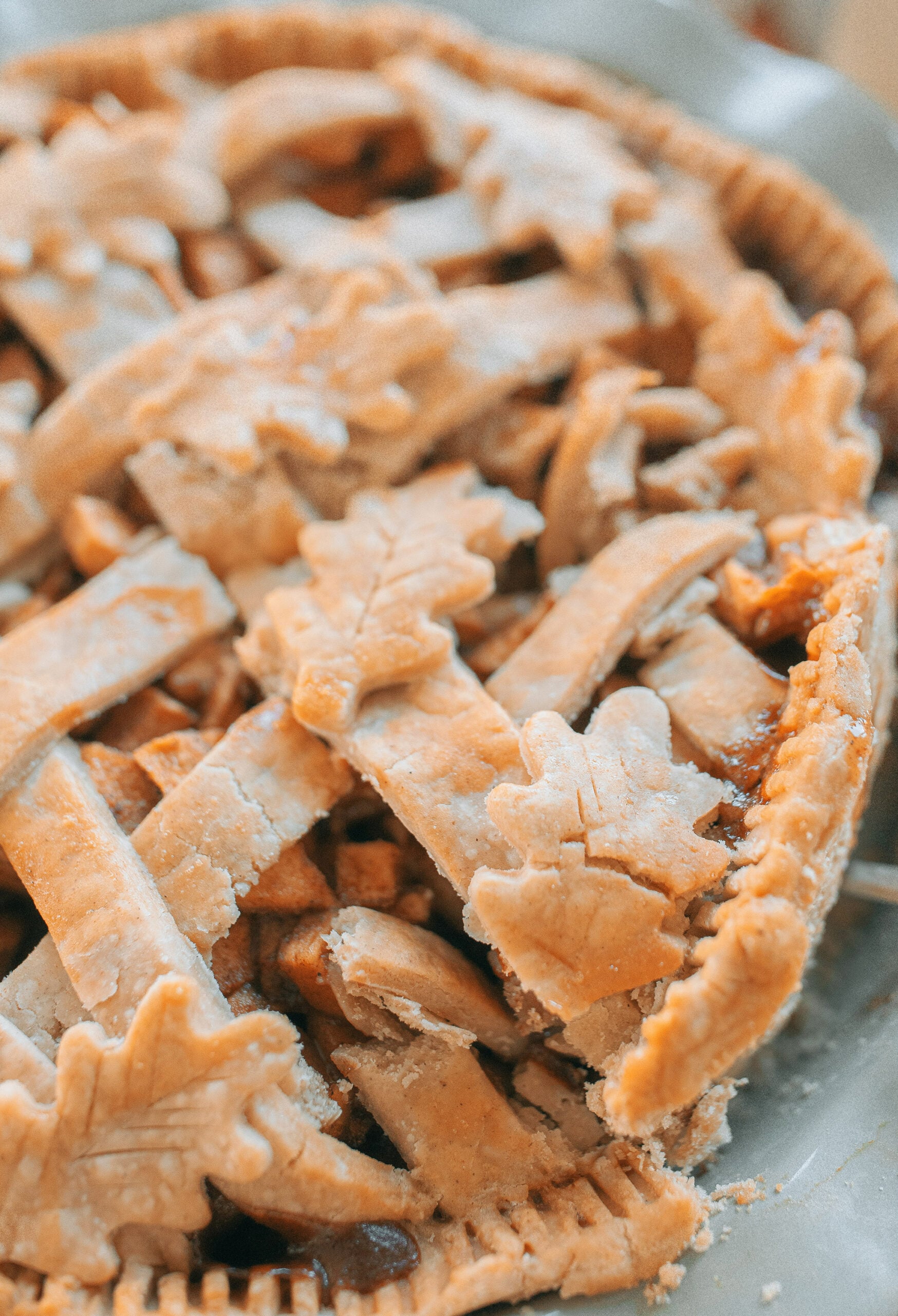 gluten-free, gluten free apple pie, gluten free pie crust, gluten free and vegan pie crust, vegan pie crust, gluten free and vegan apple pie, healthy apple pie, gluten free pie recipes, no added sugar pie, no added sugar apple pie, no refined sugars, dairy-free, sugar free apple pie, sugar free pie, low sugar thanksgiving dessert, low sugar dessert, apple pie, healthy recipes for holidays, maple apple pie, maple syrup, healthy recipes for thanksgiving