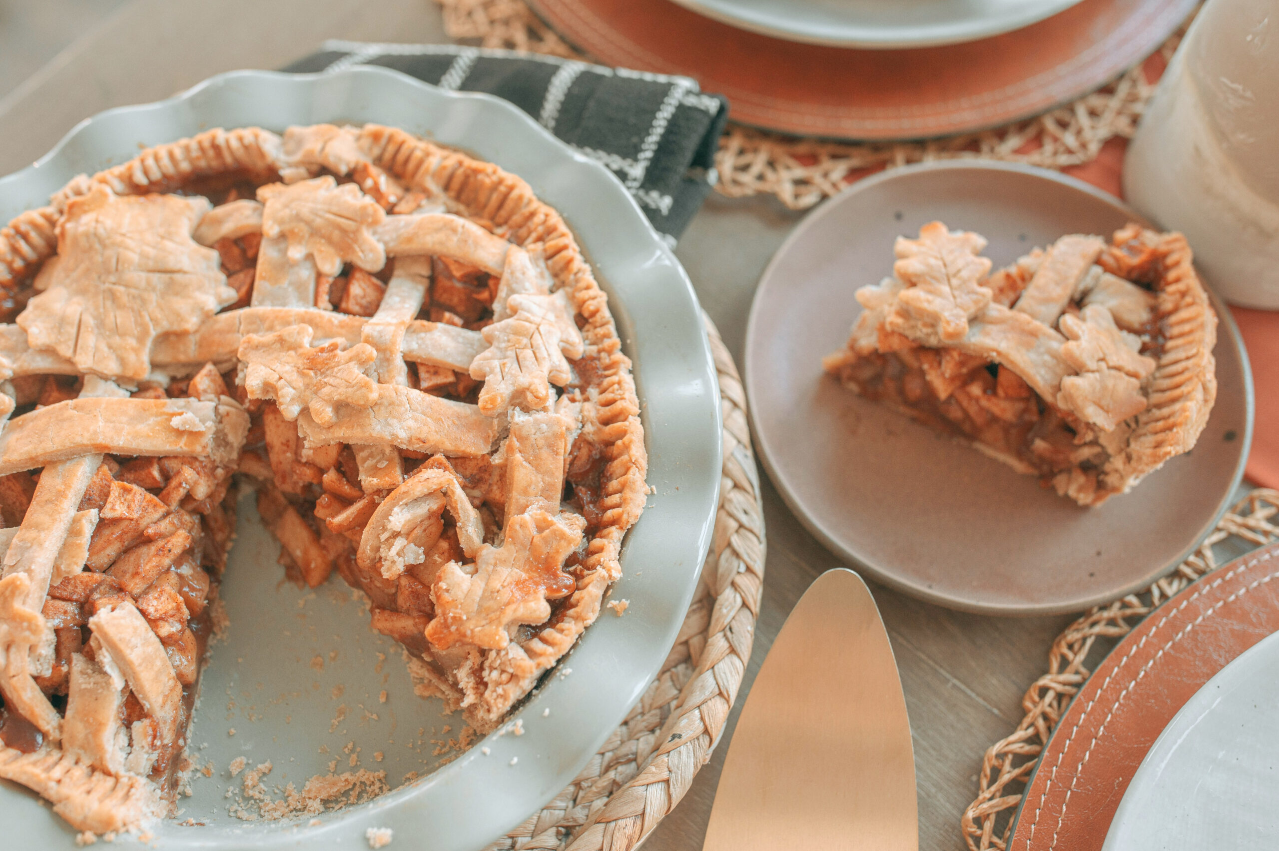 gluten-free, gluten free apple pie, gluten free pie crust, gluten free and vegan pie crust, vegan pie crust, gluten free and vegan apple pie, healthy apple pie, gluten free pie recipes, no added sugar pie, no added sugar apple pie, no refined sugars, dairy-free, sugar free apple pie, sugar free pie, low sugar thanksgiving dessert, low sugar dessert, apple pie, healthy recipes for holidays, maple apple pie, maple syrup, healthy recipes for thanksgiving