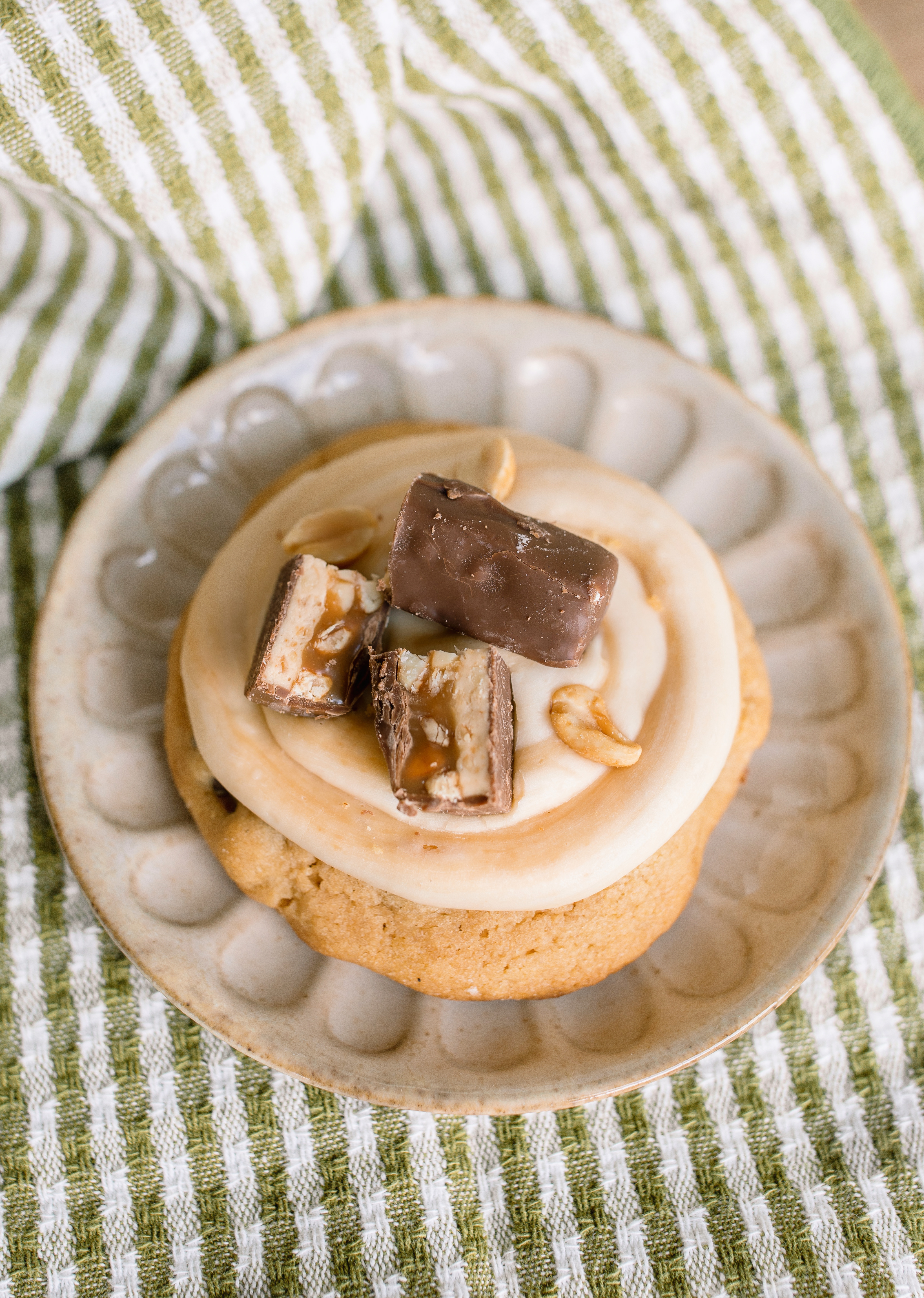 frosted cookies, snickers, dessert, candy bar, homemade salted caramel buttercream, buttercream frosting, peanut butter snickers cookies, peanut butter cookies, amazing dessert ever, the best frosted cookie recipe, salted caramel buttercream, peanut butter cookies, baking, soft, thick cookies, bakery, recipe