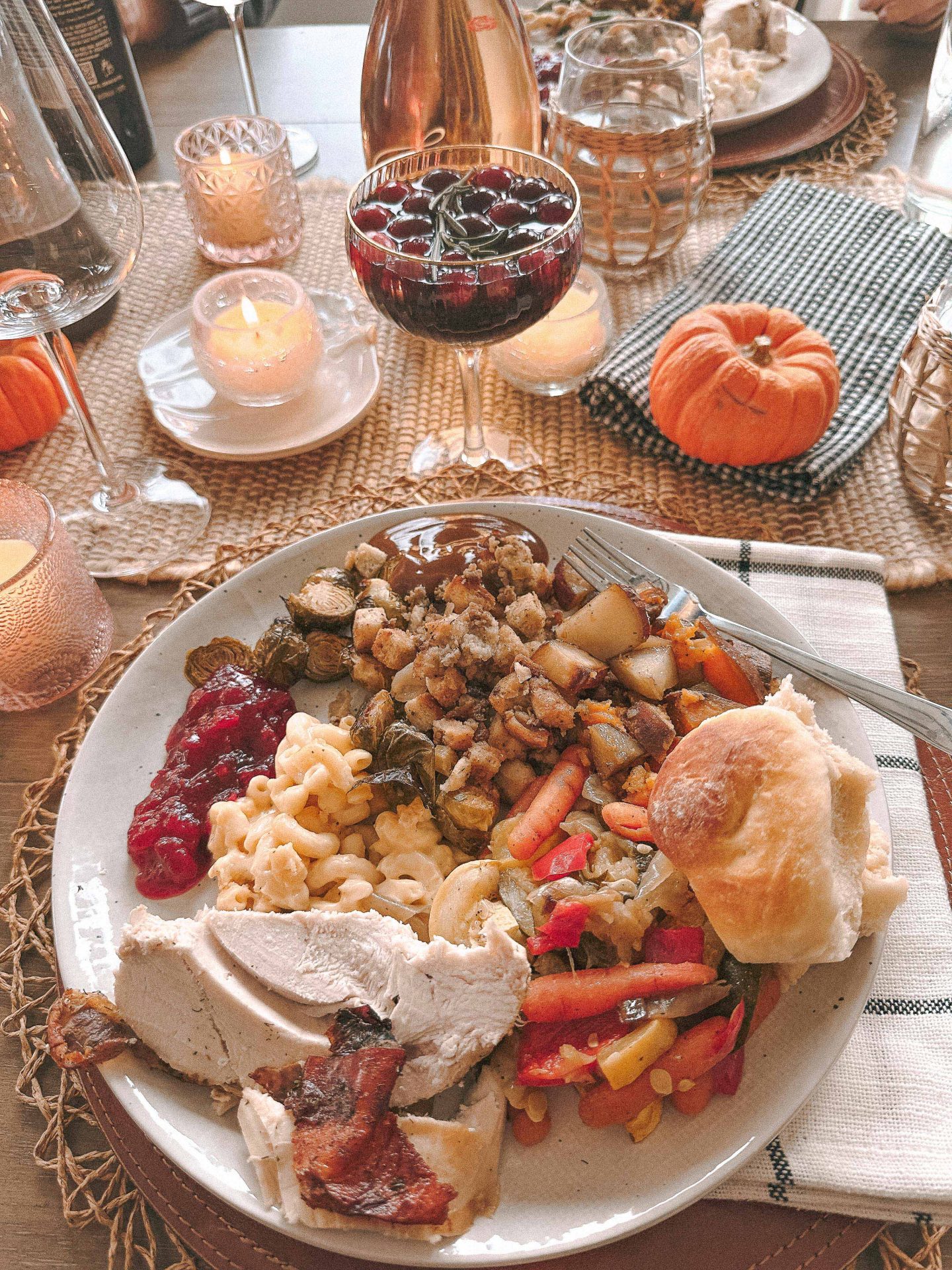 thanksgiving menu, hosting thanksgiving, thanksgiving recipes, 2026, easy fall recipes for thanksgiving, thanksgiving dessert, thanksgiving sides, turkey, mac and cheese, green beans, stuffing, pies, pumpkin pie, pecan pie, cookies, pumpkin bars, thanksgiving with the family