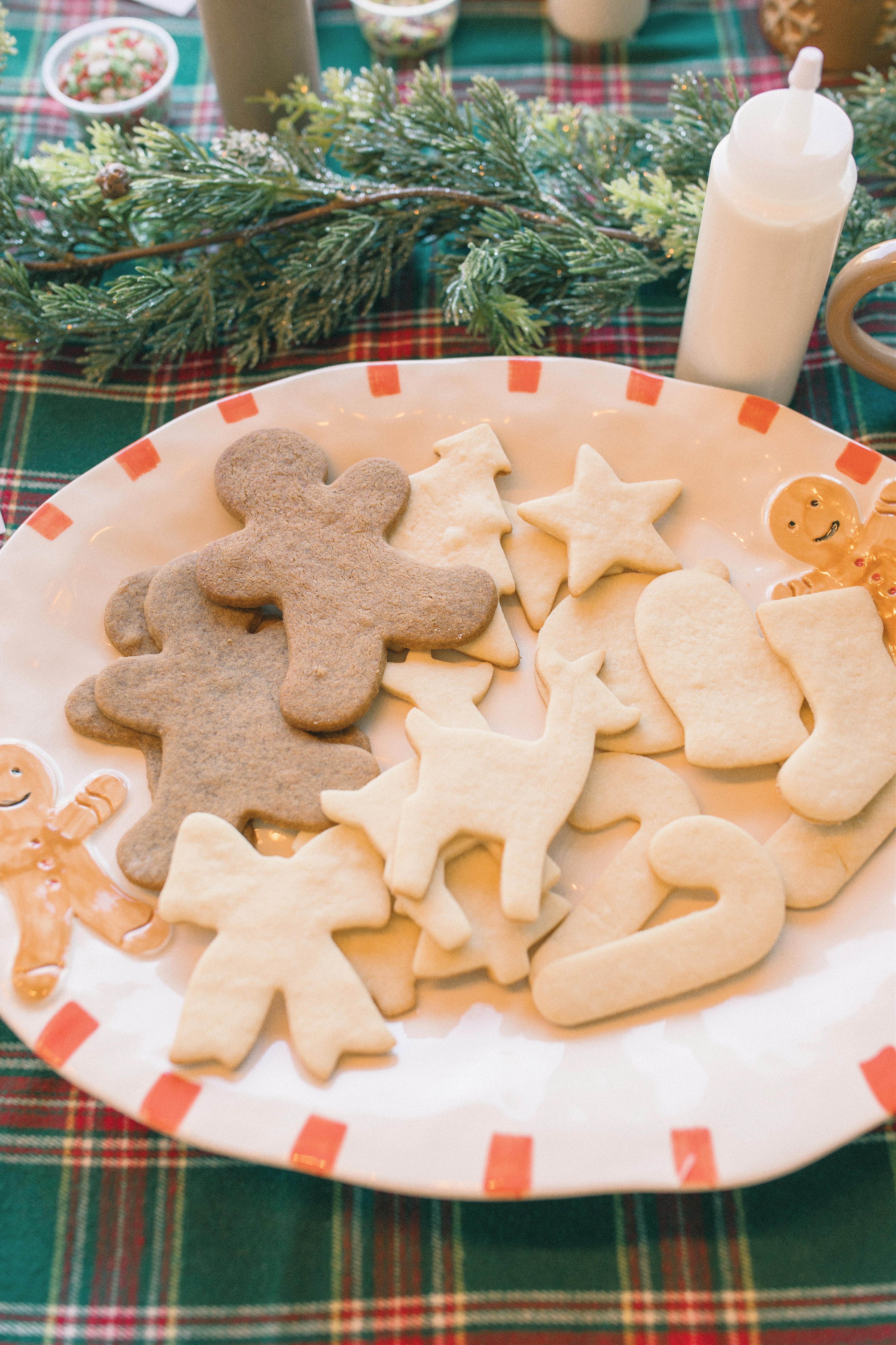 sugar cookie decorating party, cookie decorating with toddlers, mocktails for moms, cherry orange mocktail, cranberry, cookies, dye free, sprinkles, kids fun, pajama party, christmas decor, christmas party, kids charcuterie board