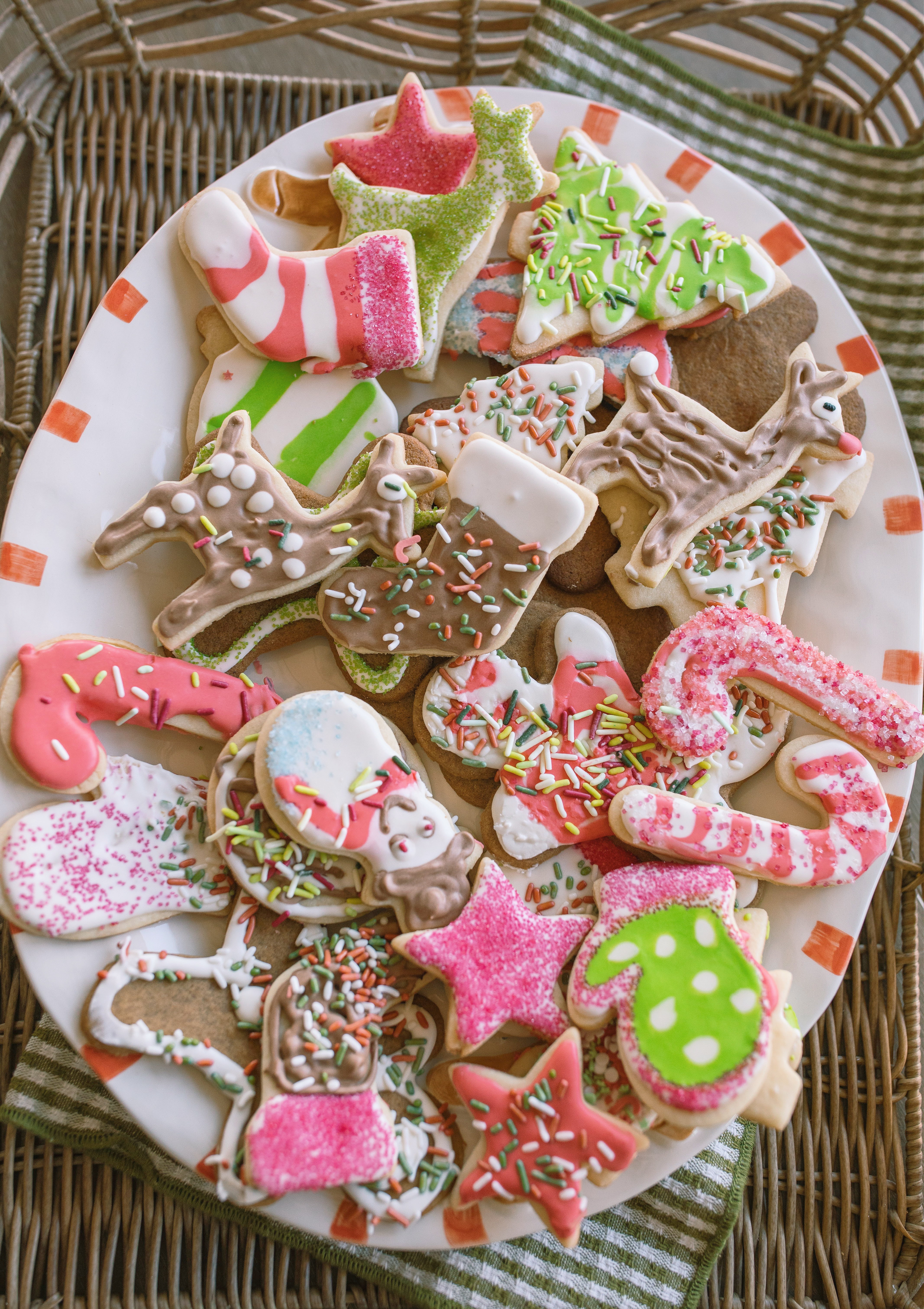 sugar cookie decorating party, cookie decorating with toddlers, mocktails for moms, cherry orange mocktail, cranberry, cookies, dye free, sprinkles, kids fun, pajama party, christmas decor, christmas party, kids charcuterie board