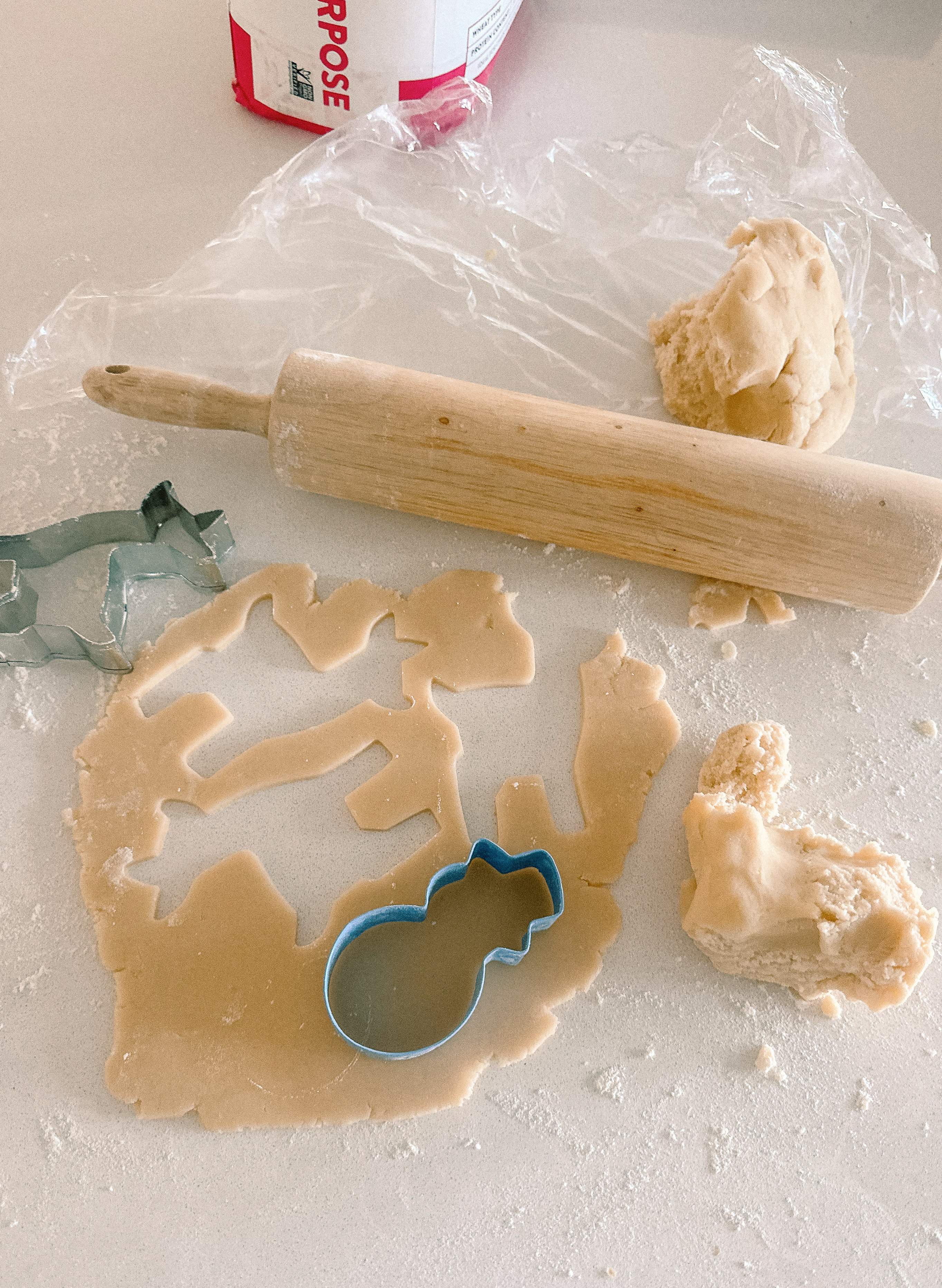 sugar cookie decorating party, cookie decorating with toddlers, mocktails for moms, cherry orange mocktail, cranberry, cookies, dye free, sprinkles, kids fun, pajama party, christmas decor, christmas party, kids charcuterie board