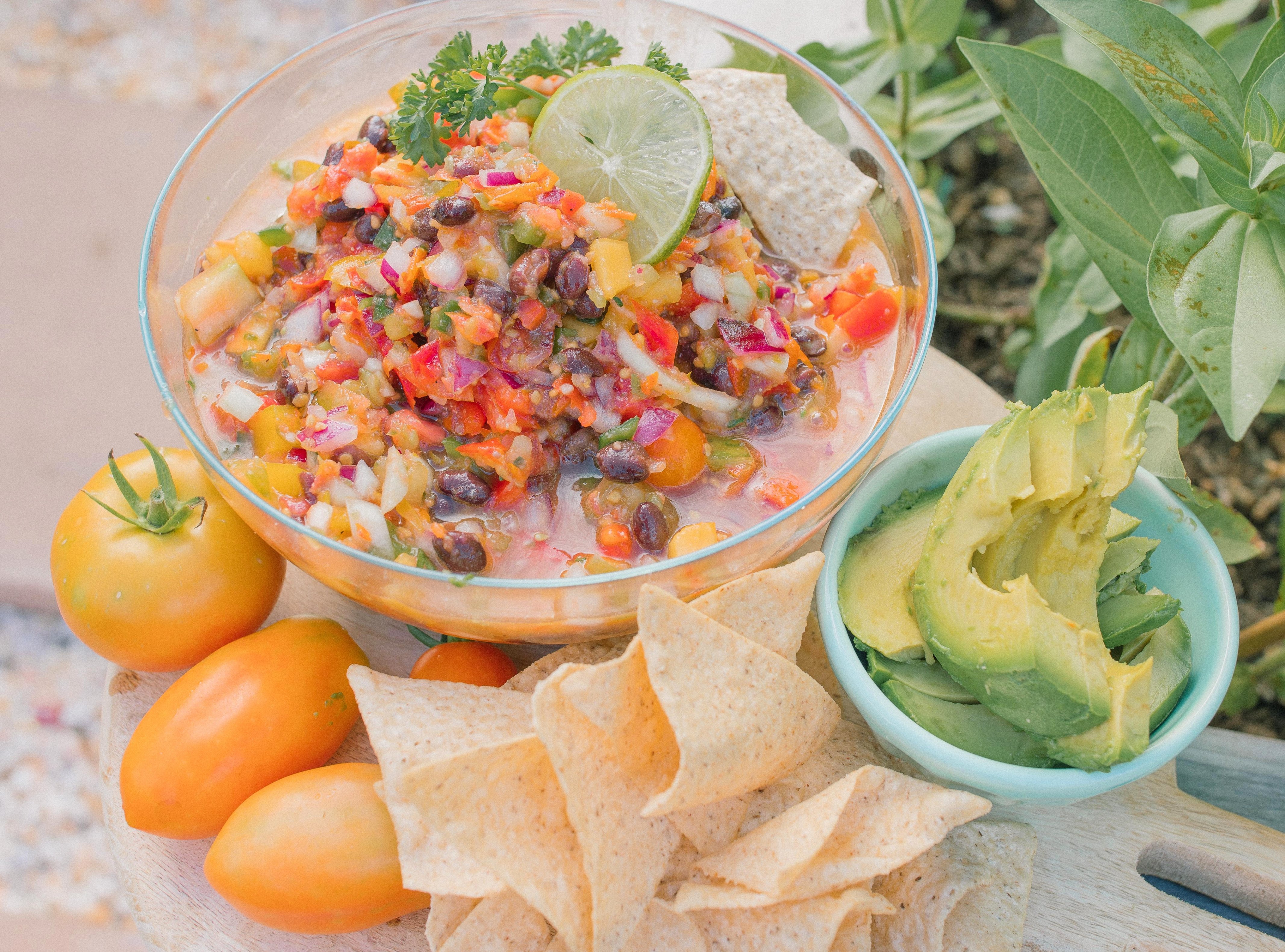 salsa recipe, tomatoes, salsa, peach, black bean, sweet, onions, healthy recipe, vegan, gluten free, vegetarian, farm fresh, farm to table, easy garden recipes, peppers, onions, garlic