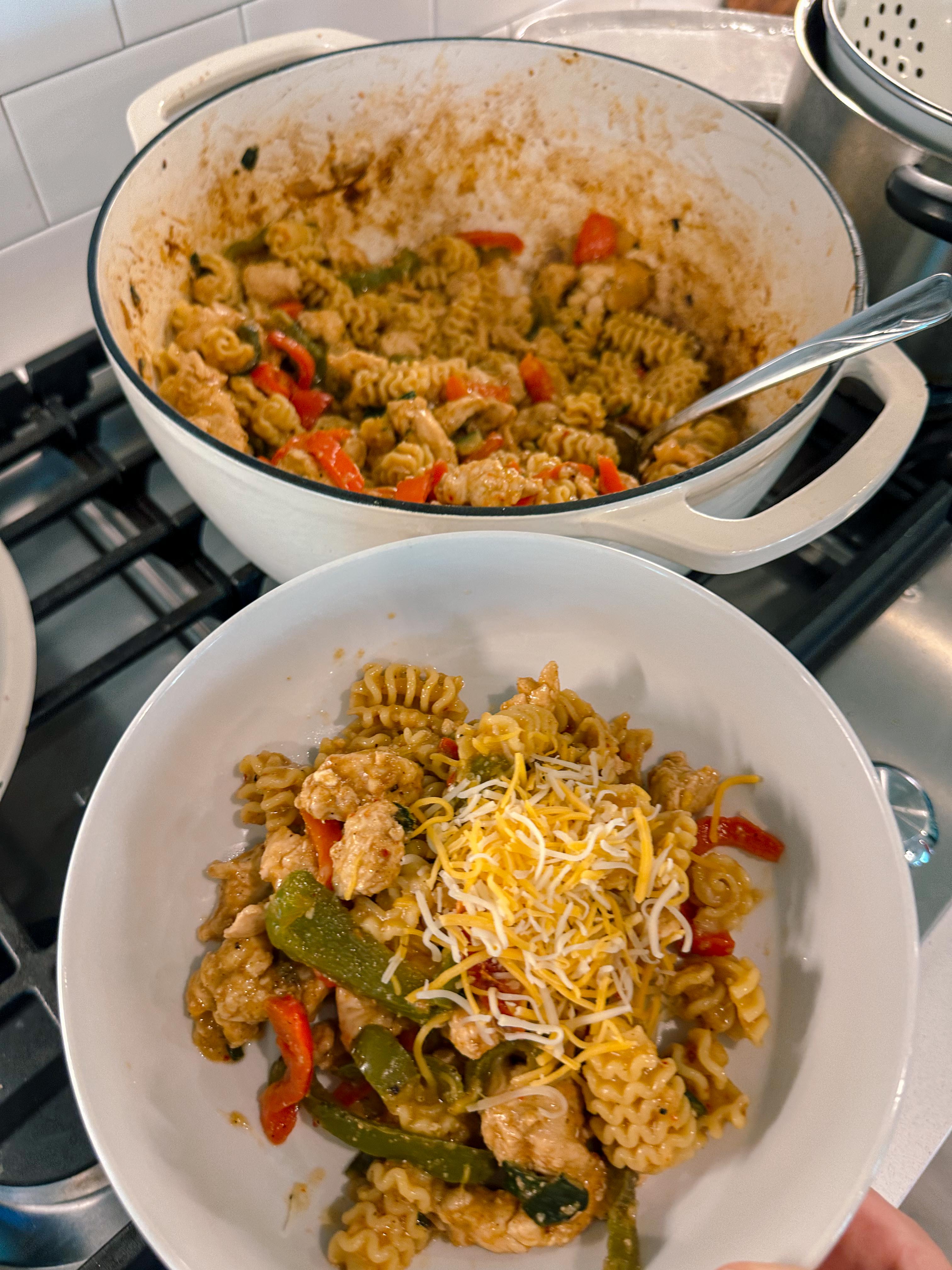 fajitas, chicken fajita pasta, pasta, dinner, high protein, easy dinner, greek yogurt, healthy meals, easy meals, siete fajita, organic, healthy food for my family, gluten free